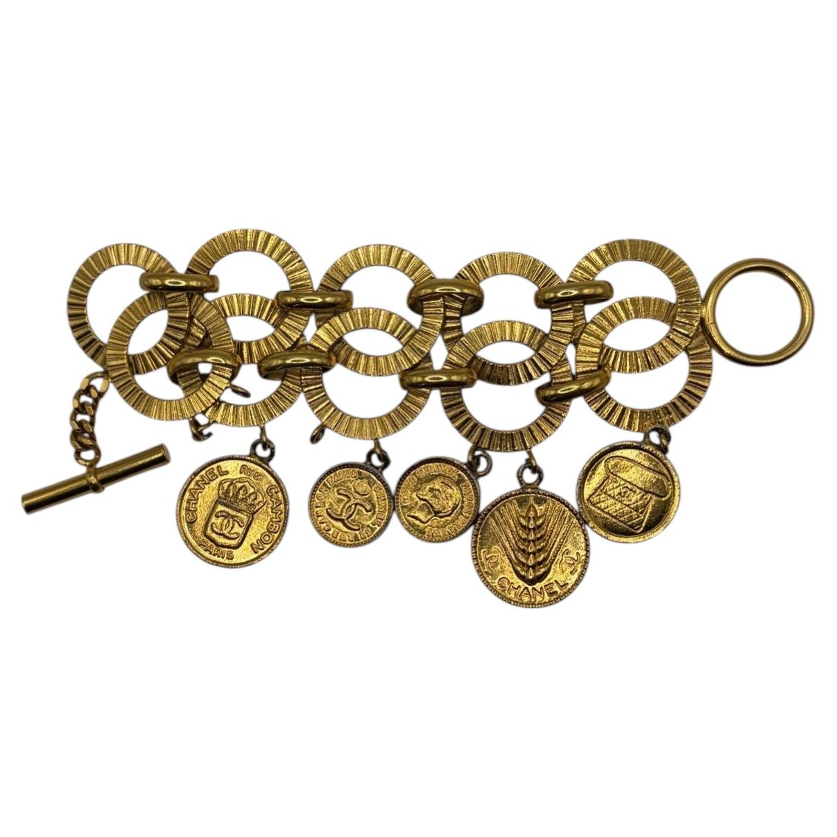 1980er Chanel Münzen Charme Armband im Angebot