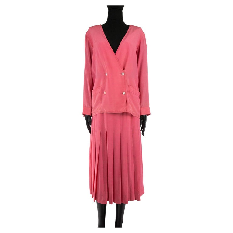 Past auction: Bright coral-pink Chanel Suit 1990s