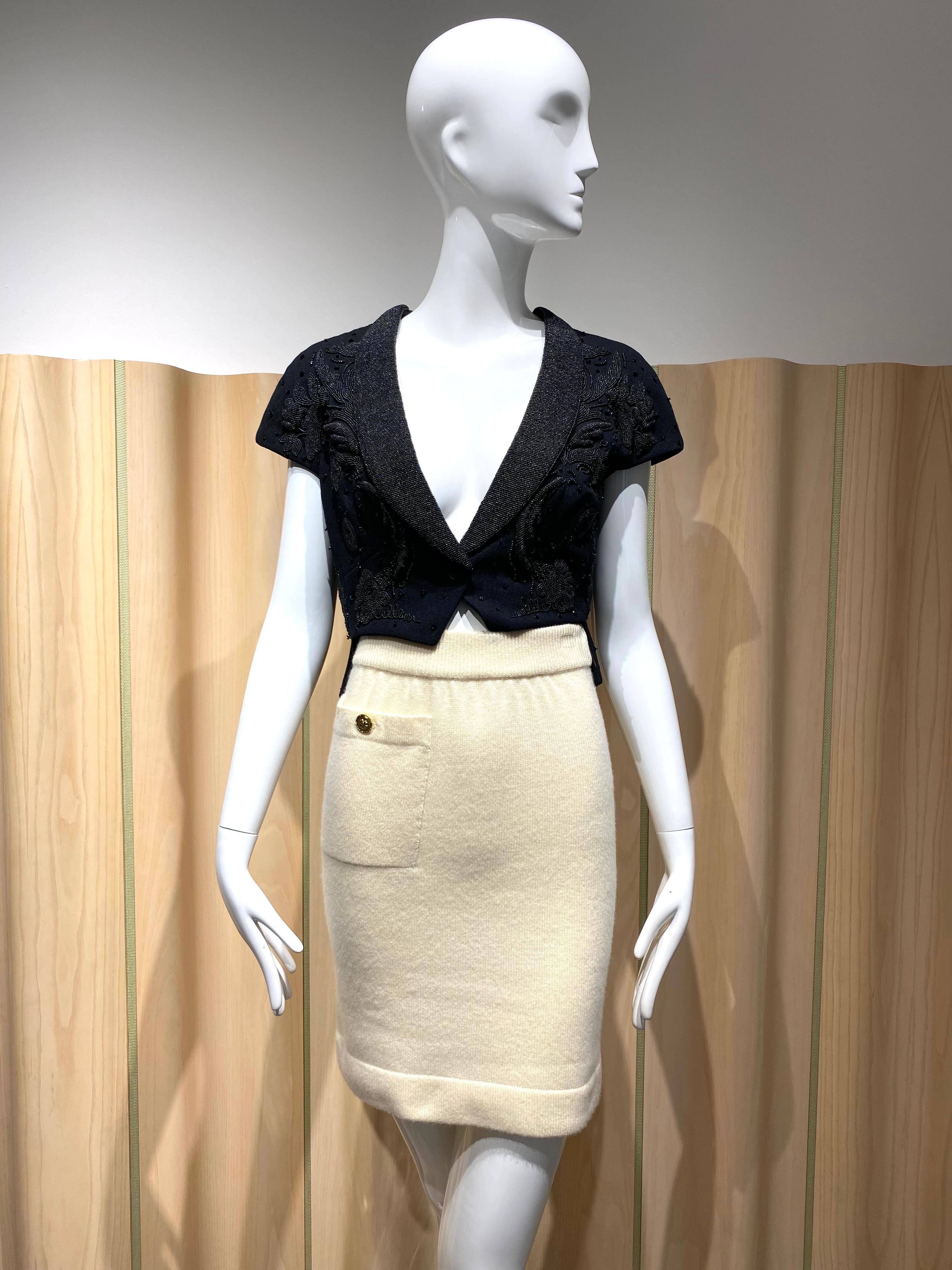 1980s CHANEL Creme Cashmere Mini Skirt In Excellent Condition In Beverly Hills, CA