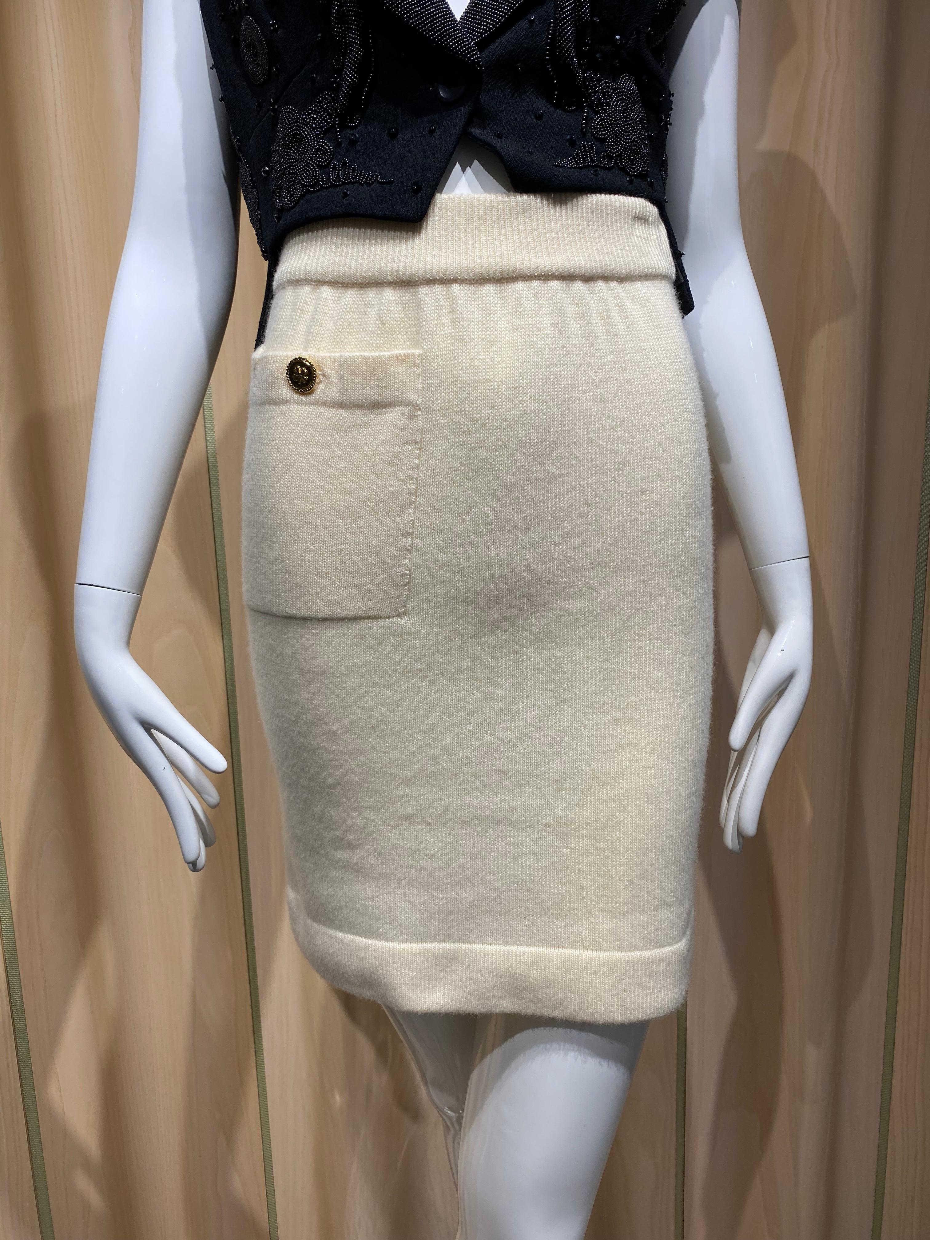 Women's 1980s CHANEL Creme Cashmere Mini Skirt