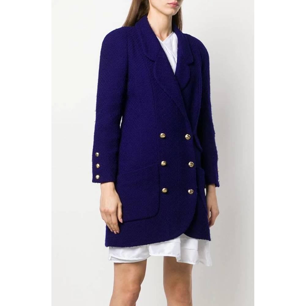 Chanel blue wool coat. Model with classic lapel collar and double-breasted closure with golden logoed buttons. Long sleeves and patch pockets.

Years: 80s

Made in France

Size: 38 FR

Flat measurements

Height: 84 cm
Bust: 45 cm
Shoulders: 40
