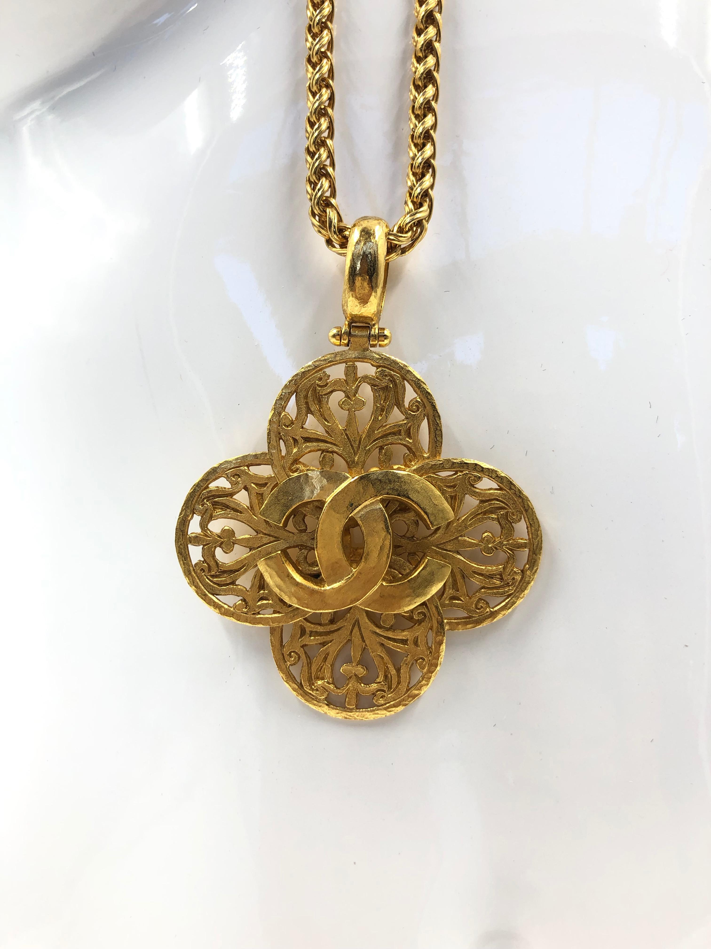 Chanel Collier croix filigrane des années 1980 en métal doré

Longueur (doublée) : 20,5  (longueur totale) : 35,5
Largeur du pendentif : 2,25