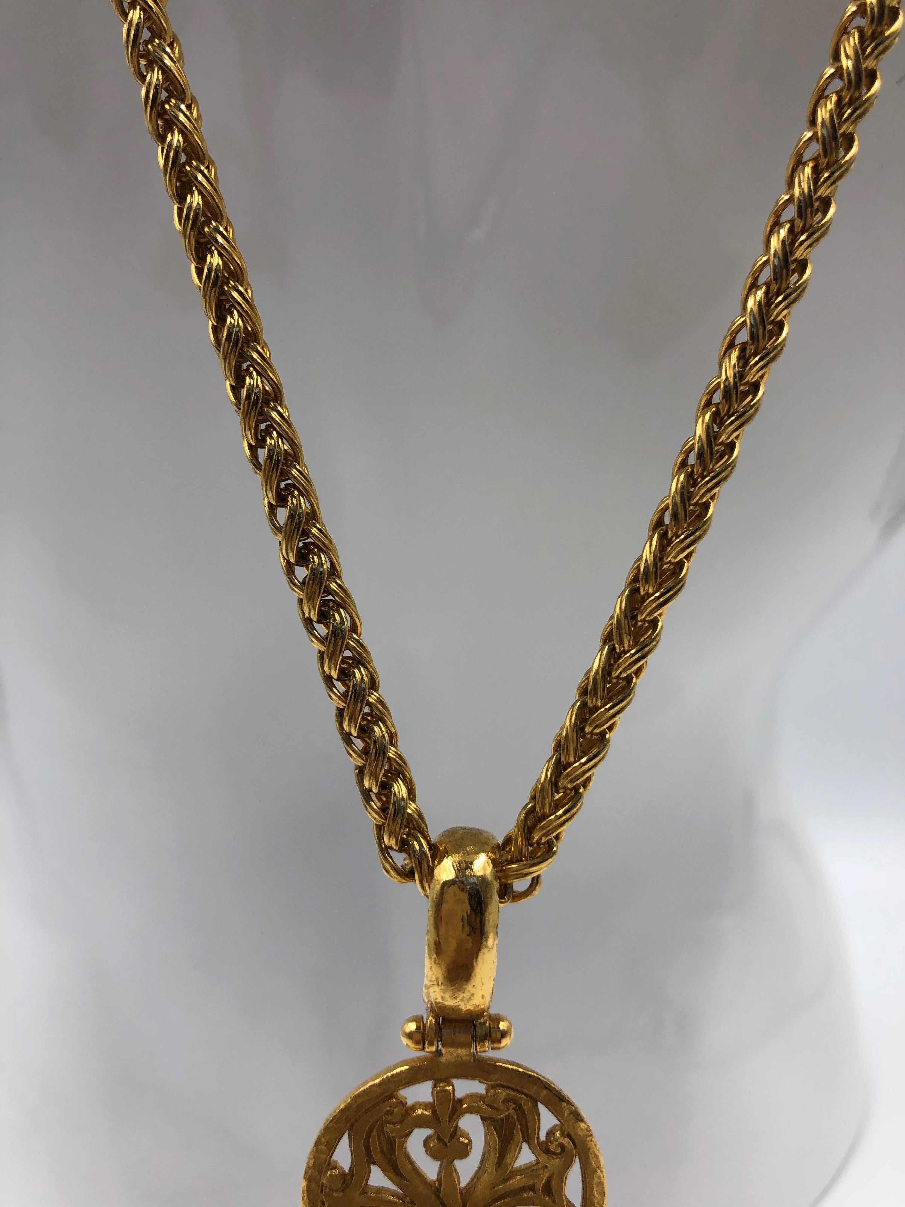 Chanel Collier en forme de croix filigrane de couleur or, années 1980 1