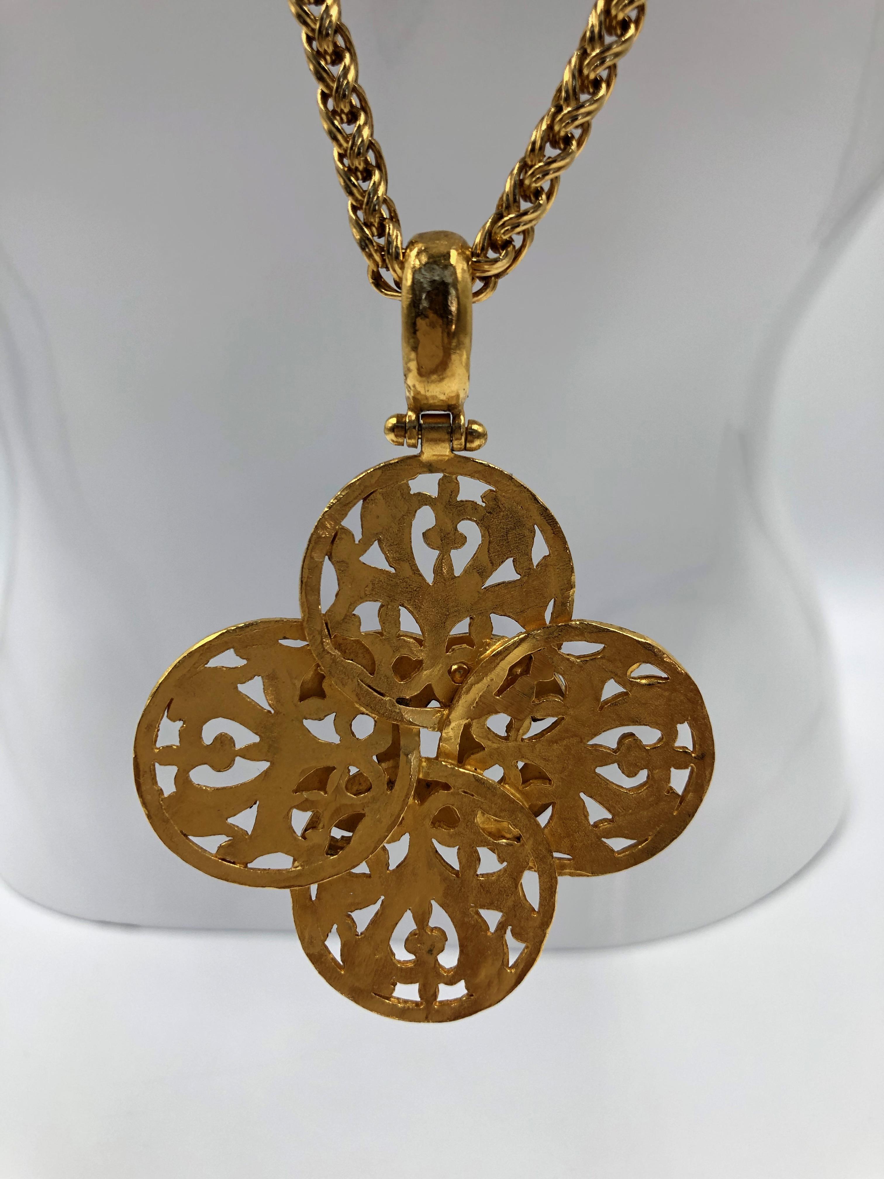  Chanel Collier en forme de croix filigrane de couleur or, années 1980 Unisexe 