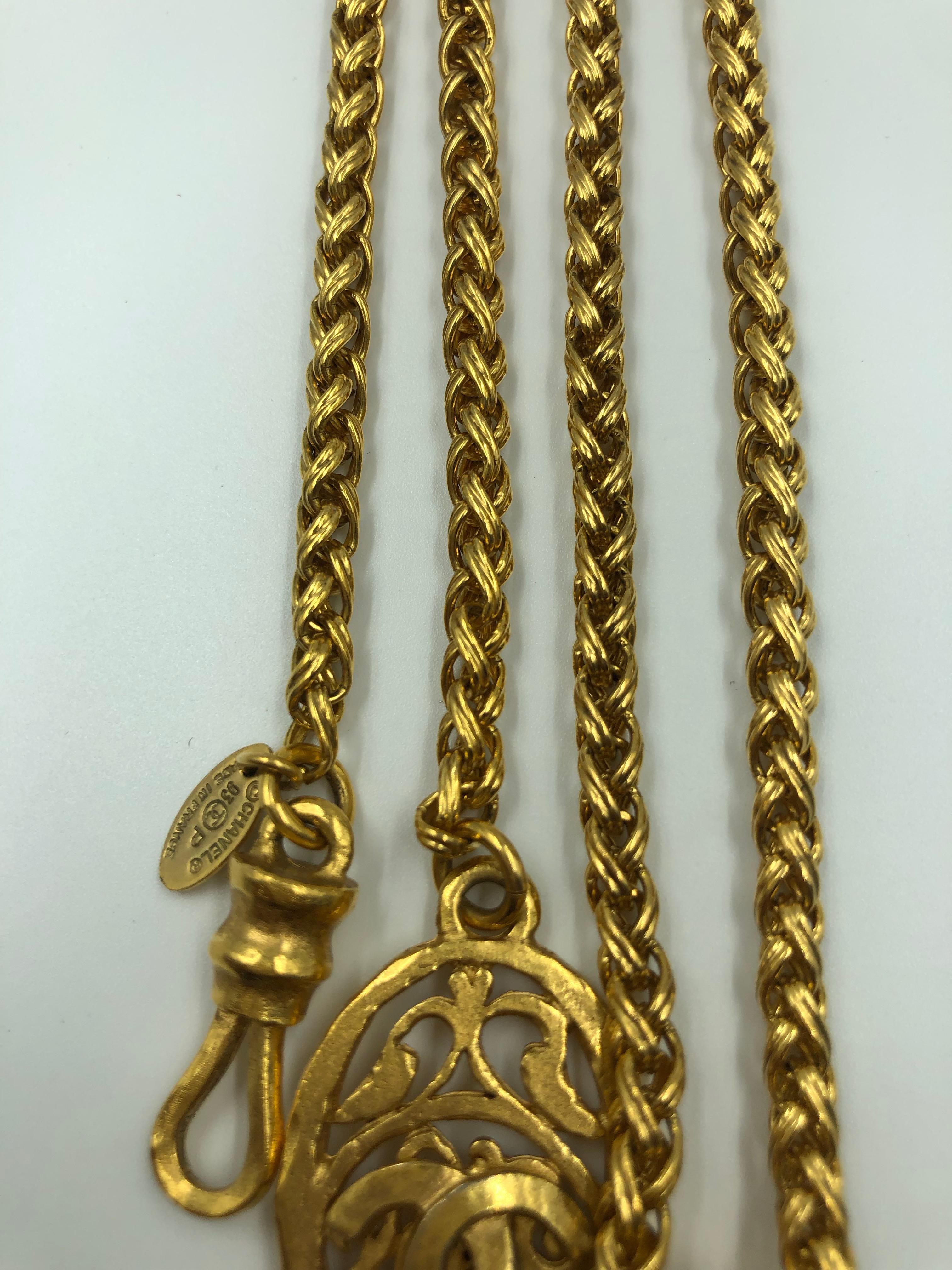 Chanel Collier en forme de croix filigrane de couleur or, années 1980 4