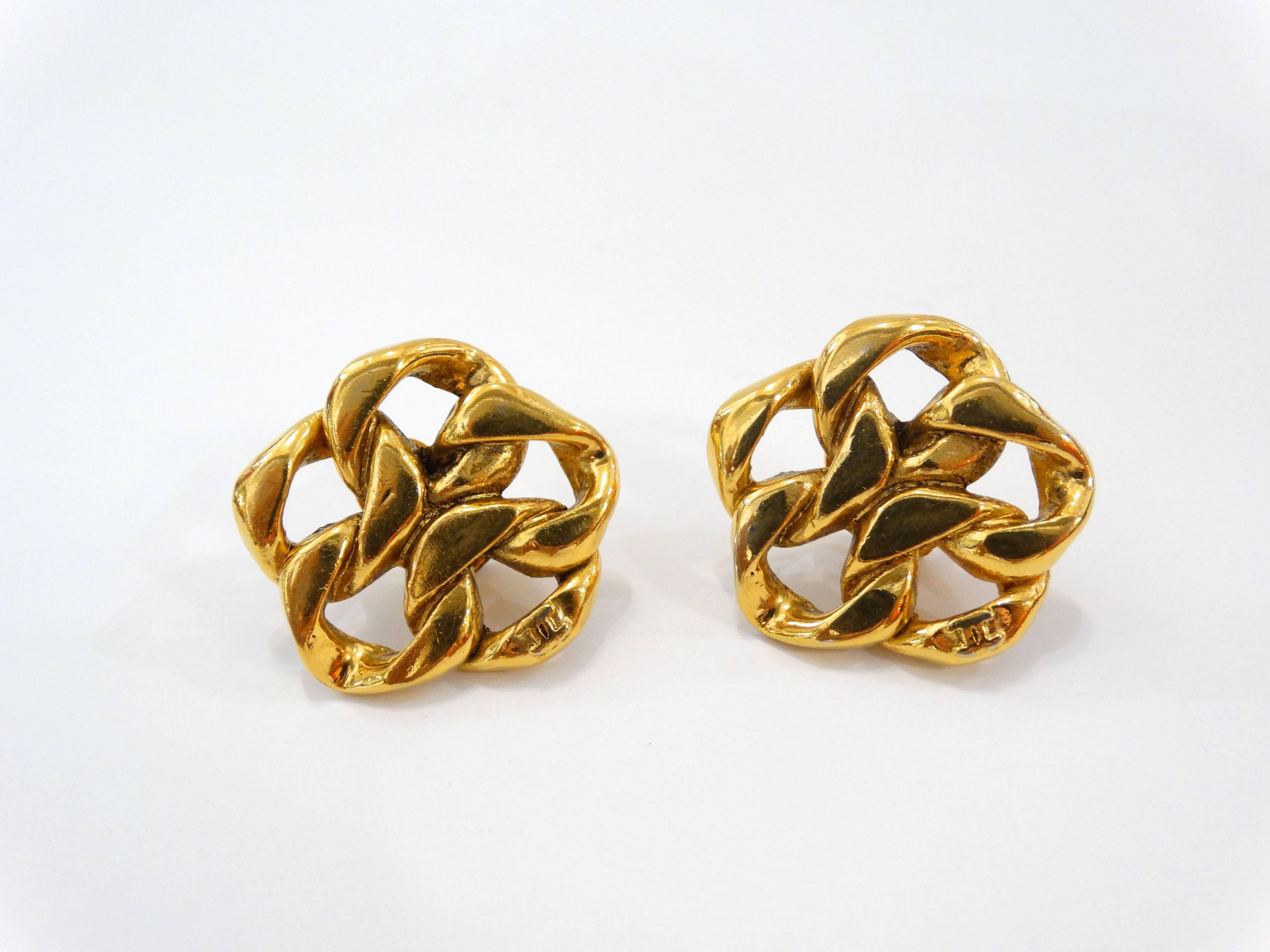 Women's 1980s Chanel Gold Chain Clip On Earrings For Sale