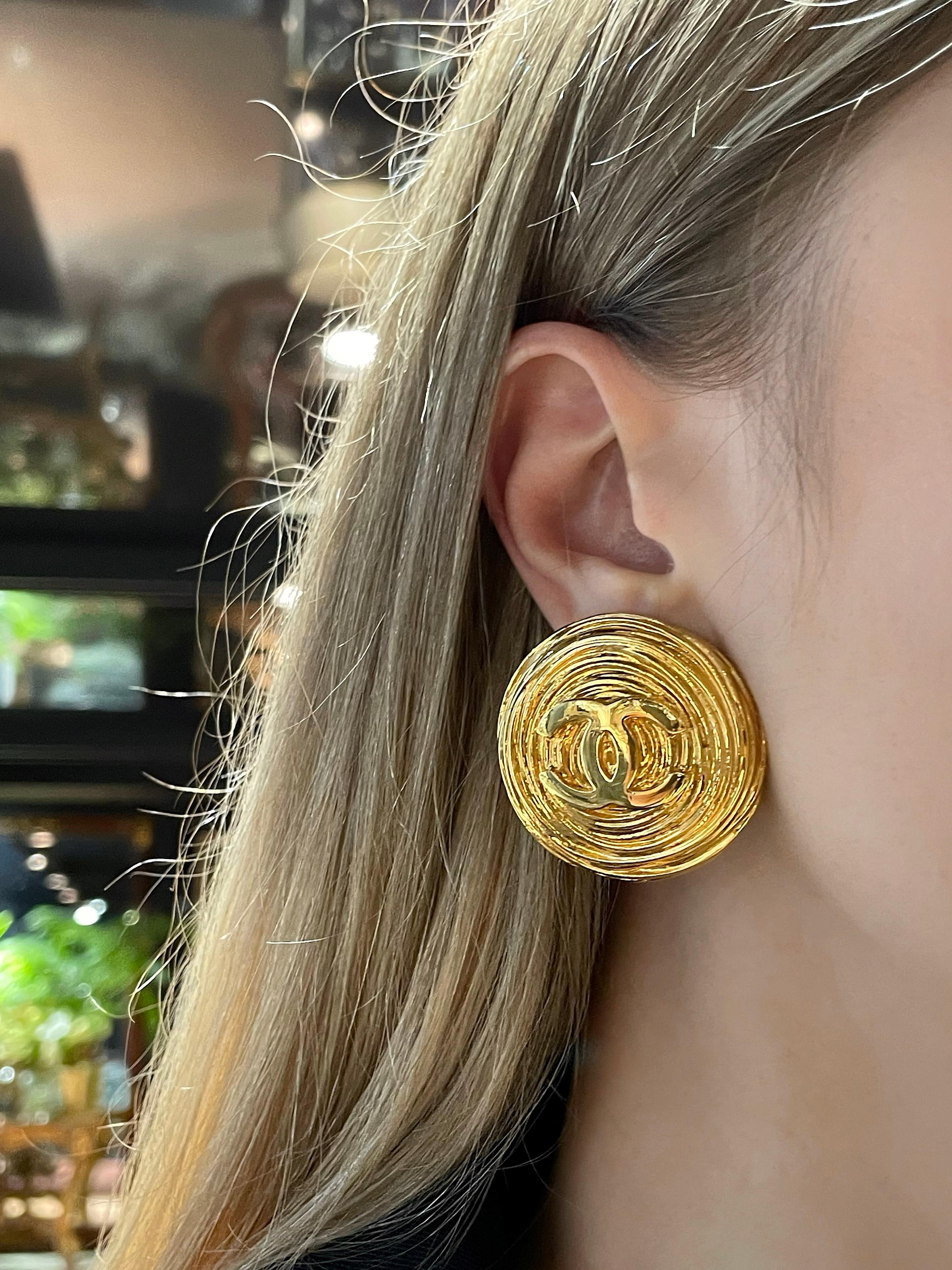 This is a pair of round textured CC logo clip on earrings. The piece is designed by Chanel in 1980s (collection 25). It is crafted in base metal and is gold plated. 

Signed: “© Chanel ® - 25 - Made in France”

Diameter: 4cm

———

If you have any