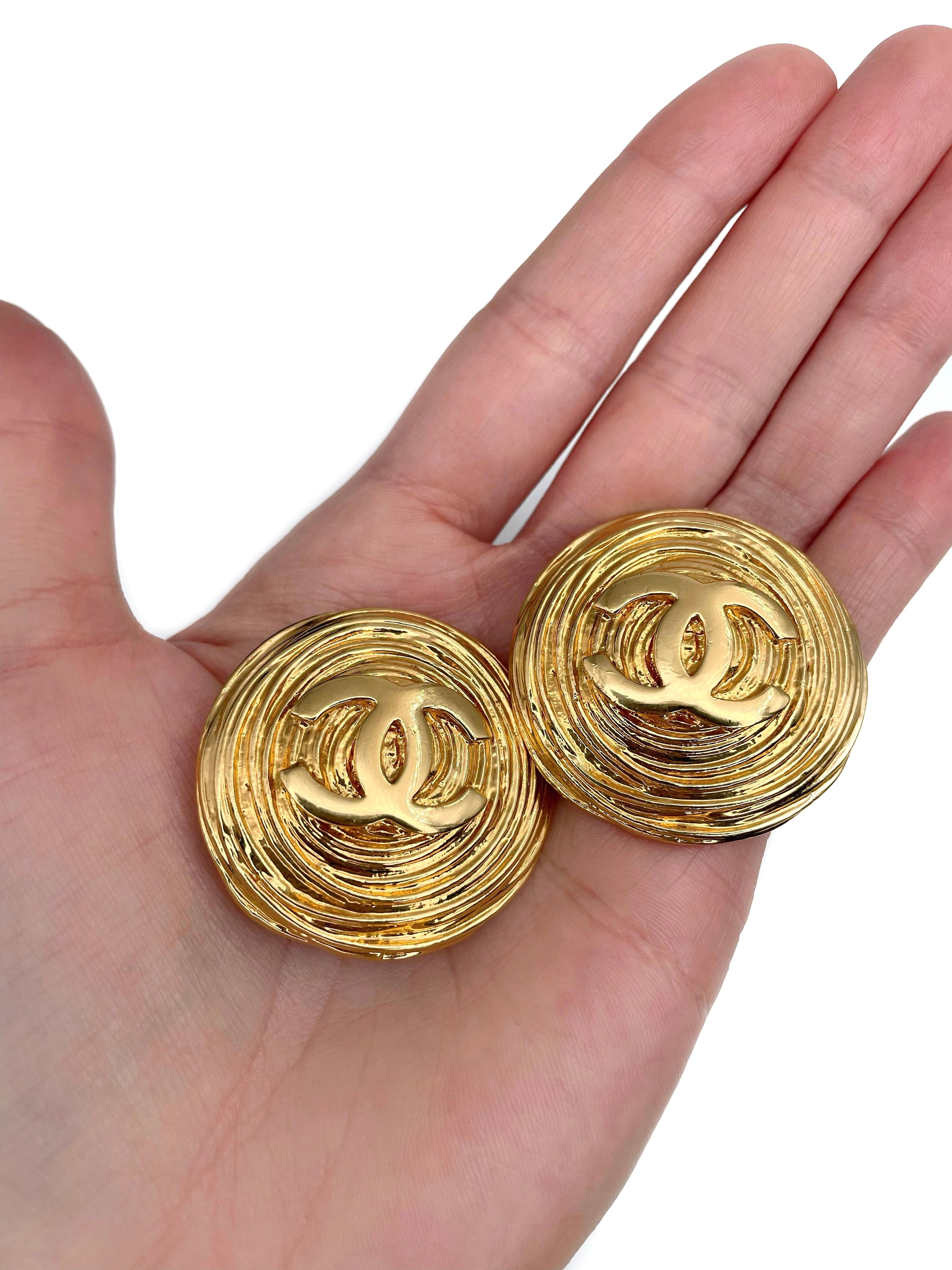 Women's 1980s Chanel Gold Tone CC Logo Textured Round Clip On Earrings