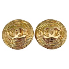 Orecchini a clip tondi Chanel anni '80 in tonalità oro con logo CC