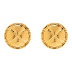 Pendientes Chanel de los años 80 acolchados con diamantes en tono dorado
