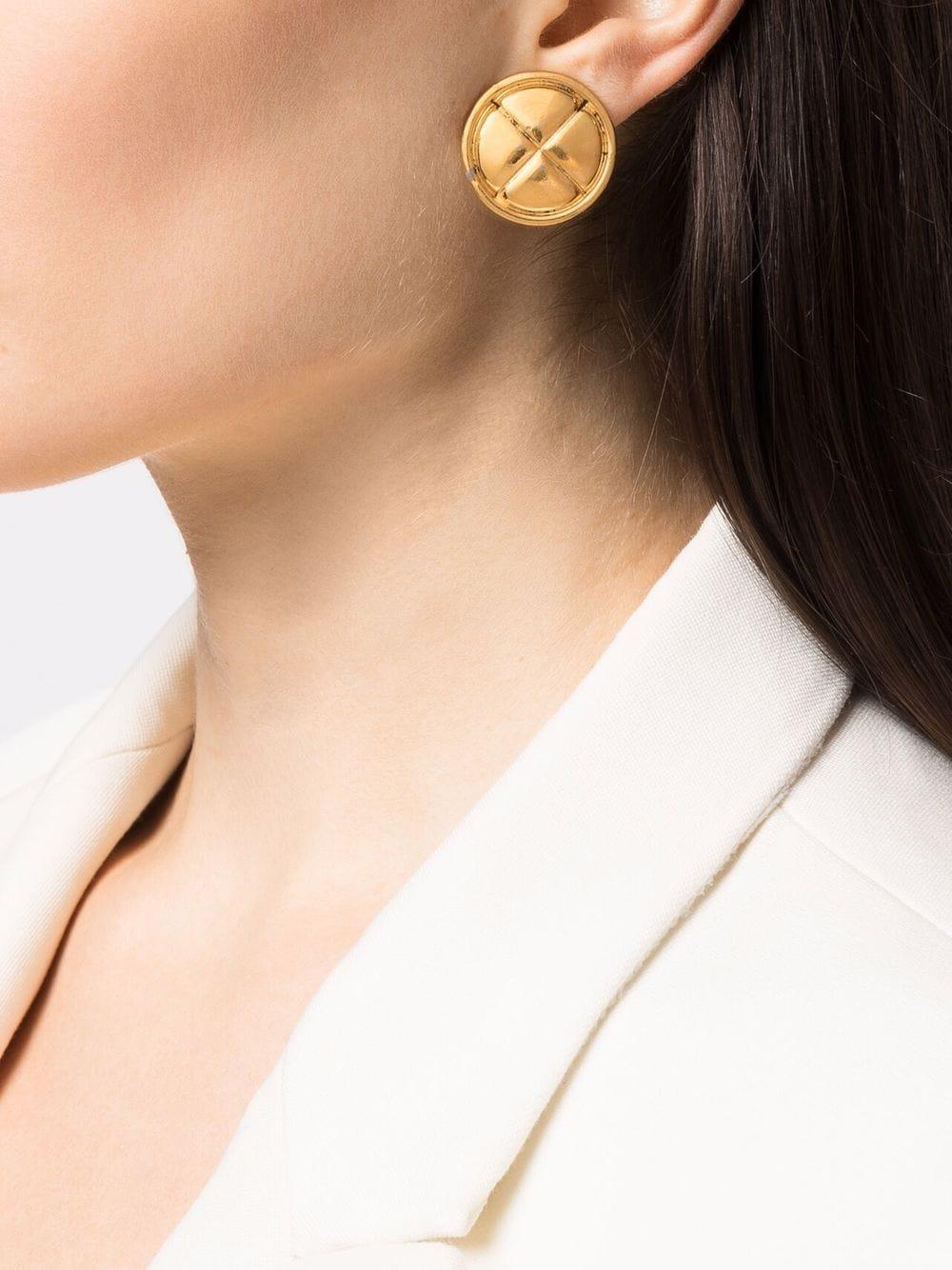Chanel-Ohrringe aus den 1980er-Jahren mit goldfarbenem Metall in Diamantsteppung. Diese Ohrringe zeigen eines der ikonischsten Merkmale der Maison Maison, die Diamantsteppung, einen Clipverschluss und eine entsteinte Plakette auf der Rückseite.