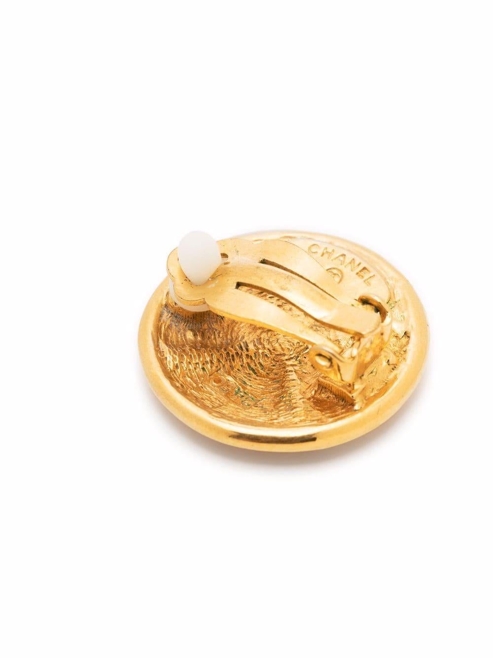  1980er Chanel Goldfarbene Diamant-Ohrringe mit gesteppten Diamanten im Zustand „Gut“ im Angebot in Paris, FR
