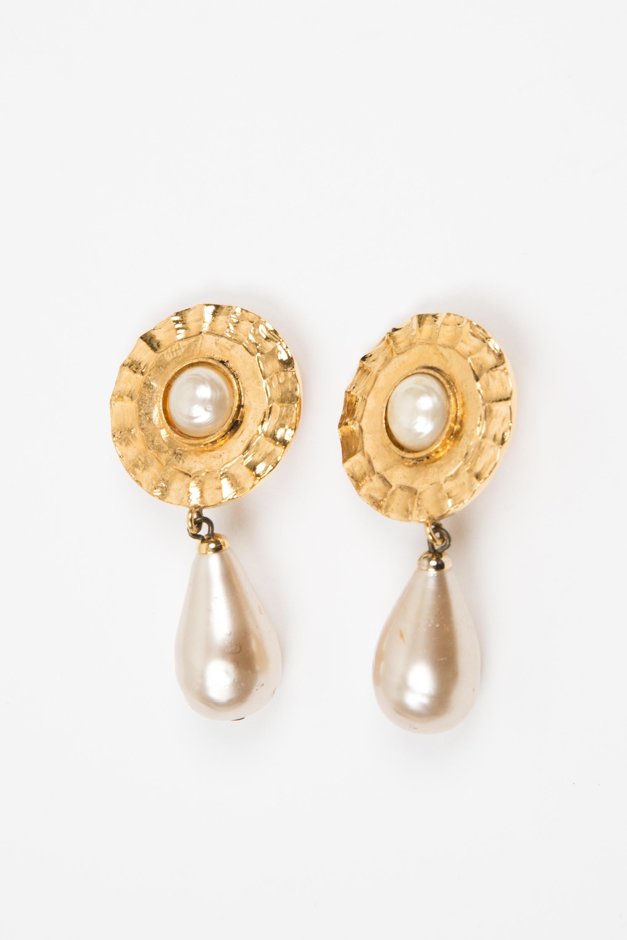 Women's 1980s Chanel Gold Tone & Faux Pearls Long Pendant Clip On Earrings For Sale