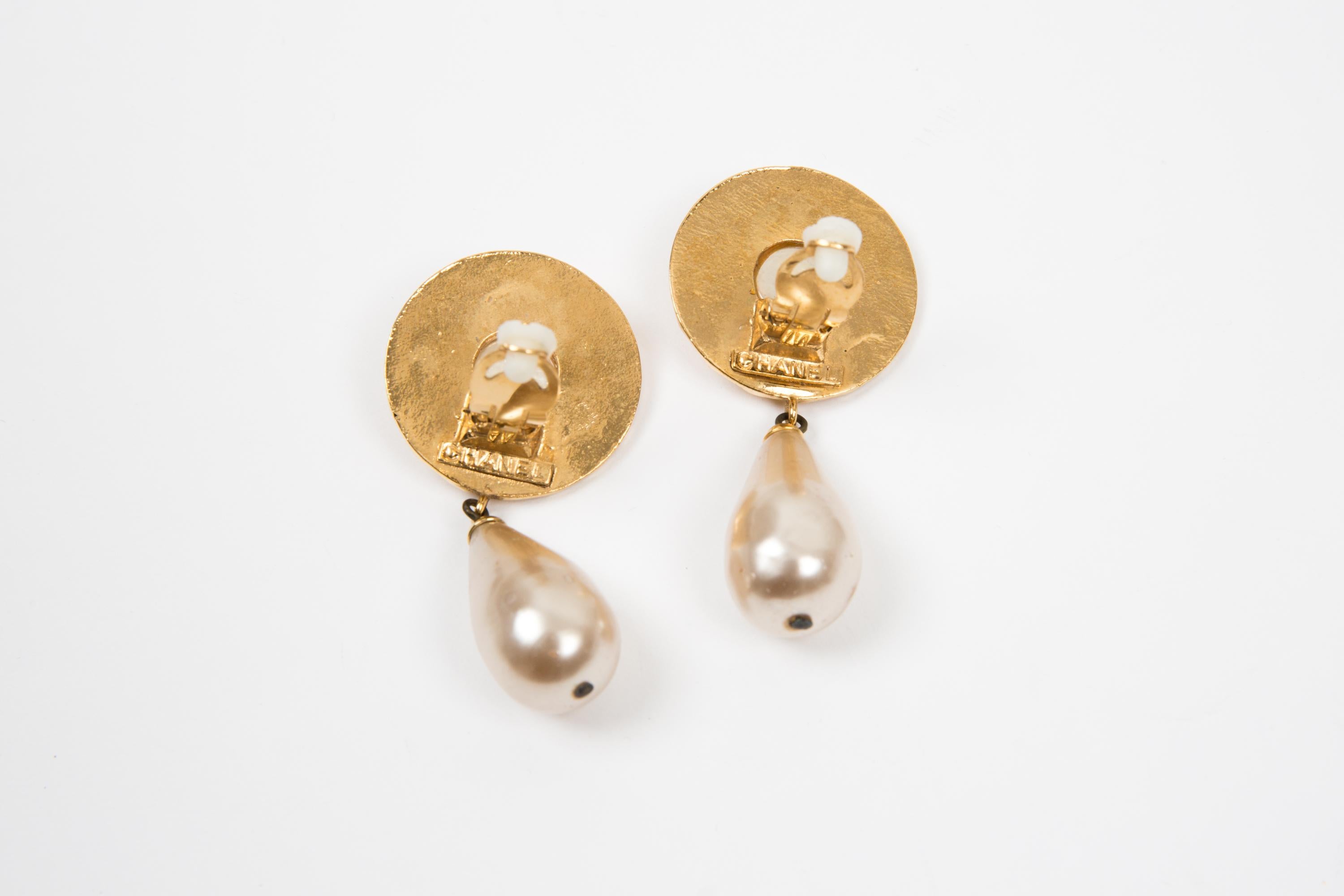 1980s Chanel Gold Tone & Faux Pearls Long Pendant Clip On Earrings For Sale 1