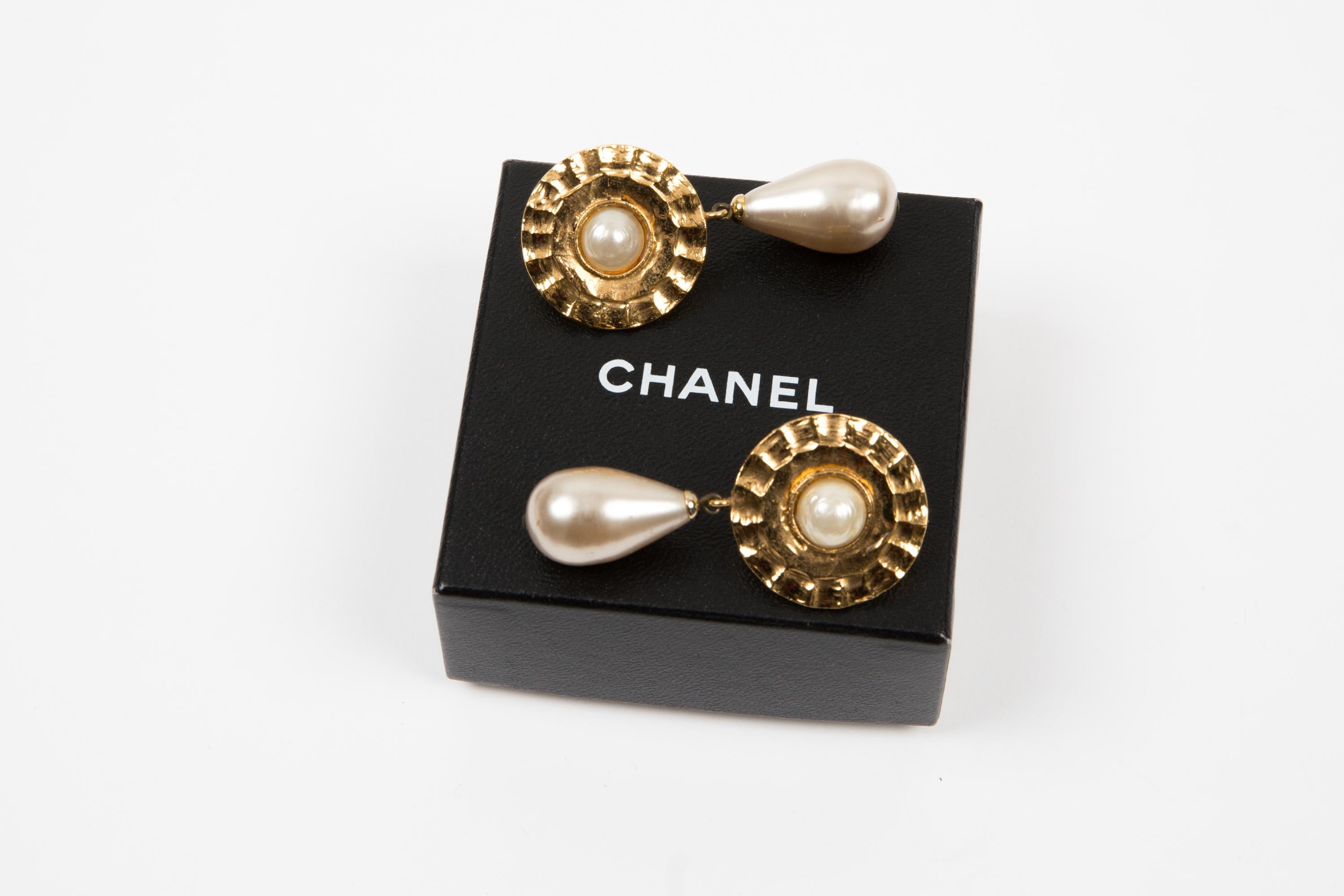 1980s Chanel Gold Tone & Faux Pearls Long Pendant Clip On Earrings For Sale 2