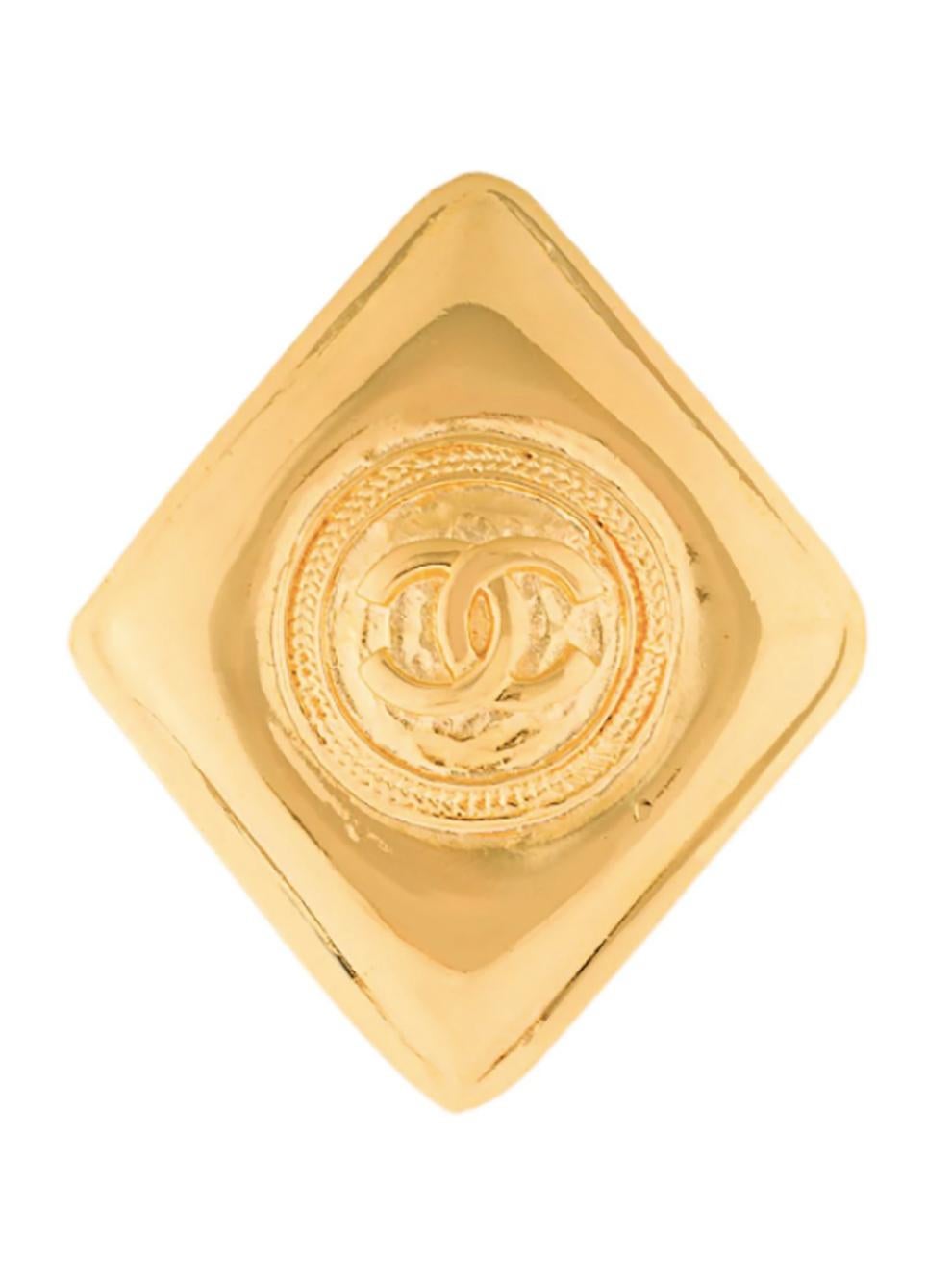 1980s Gold-tone logo Chanel brooch featuring a diamond shape, signature interlocking CC logo, a logo plaque at back and a safety pin.
Width: 4cm
Maxi Length:5cm
In good vintage condition. Made in France.
We guarantee you will receive this  iconic