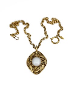 1980er Chanel Goldfarbene Halskette mit Rhombus-Anhänger aus weißem Harz in Rhombus-Form
