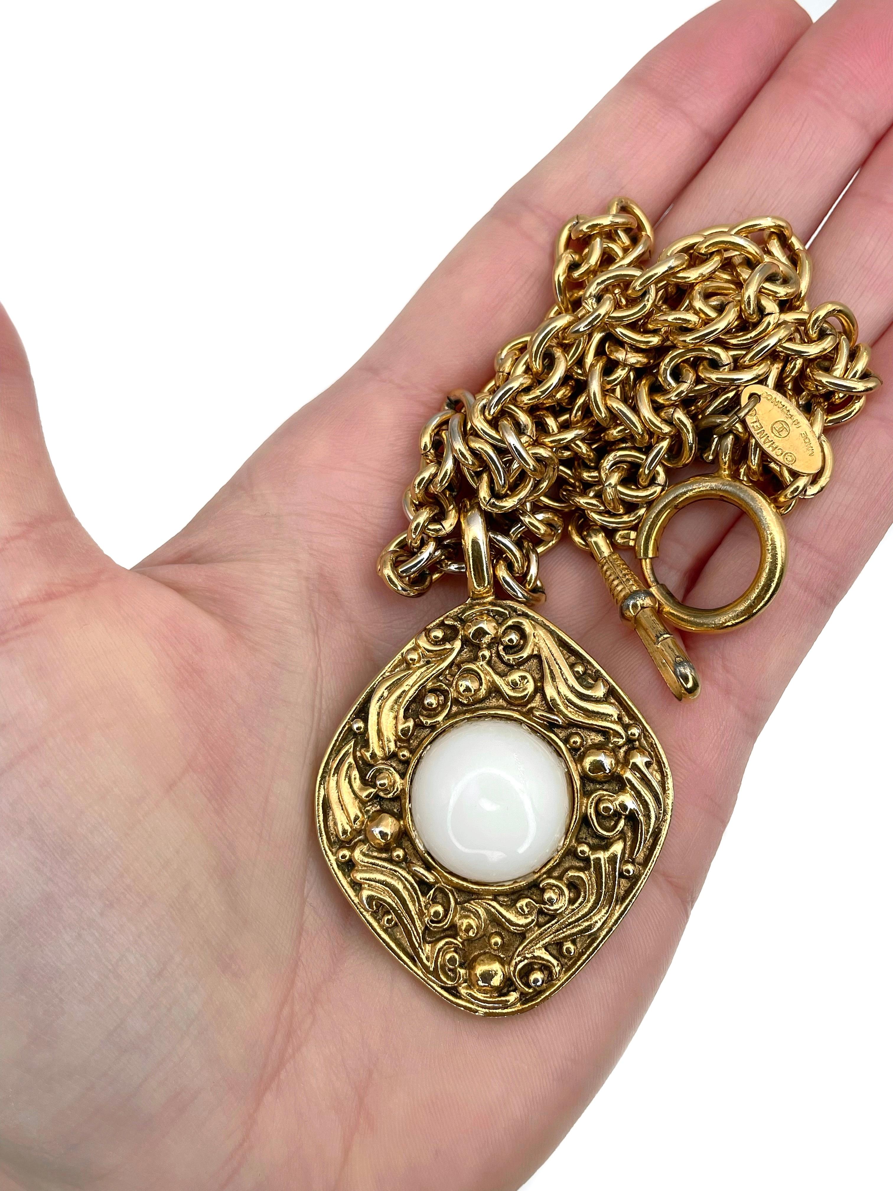 Moderne 1980 Chanel - Collier avec pendentif en résine blanche et or en forme de losange en vente