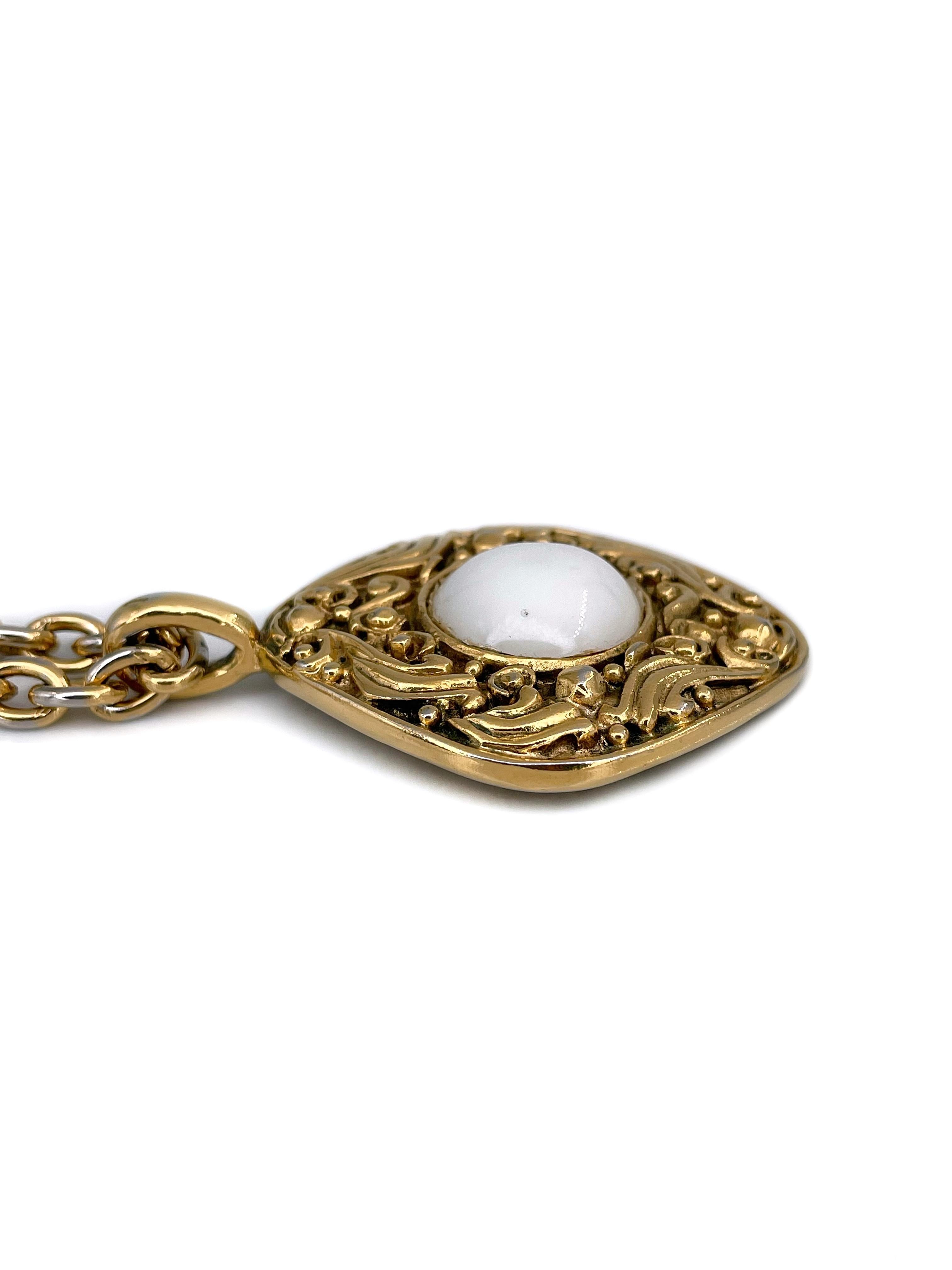 1980 Chanel - Collier avec pendentif en résine blanche et or en forme de losange Bon état - En vente à Vilnius, Vilniaus apskr.