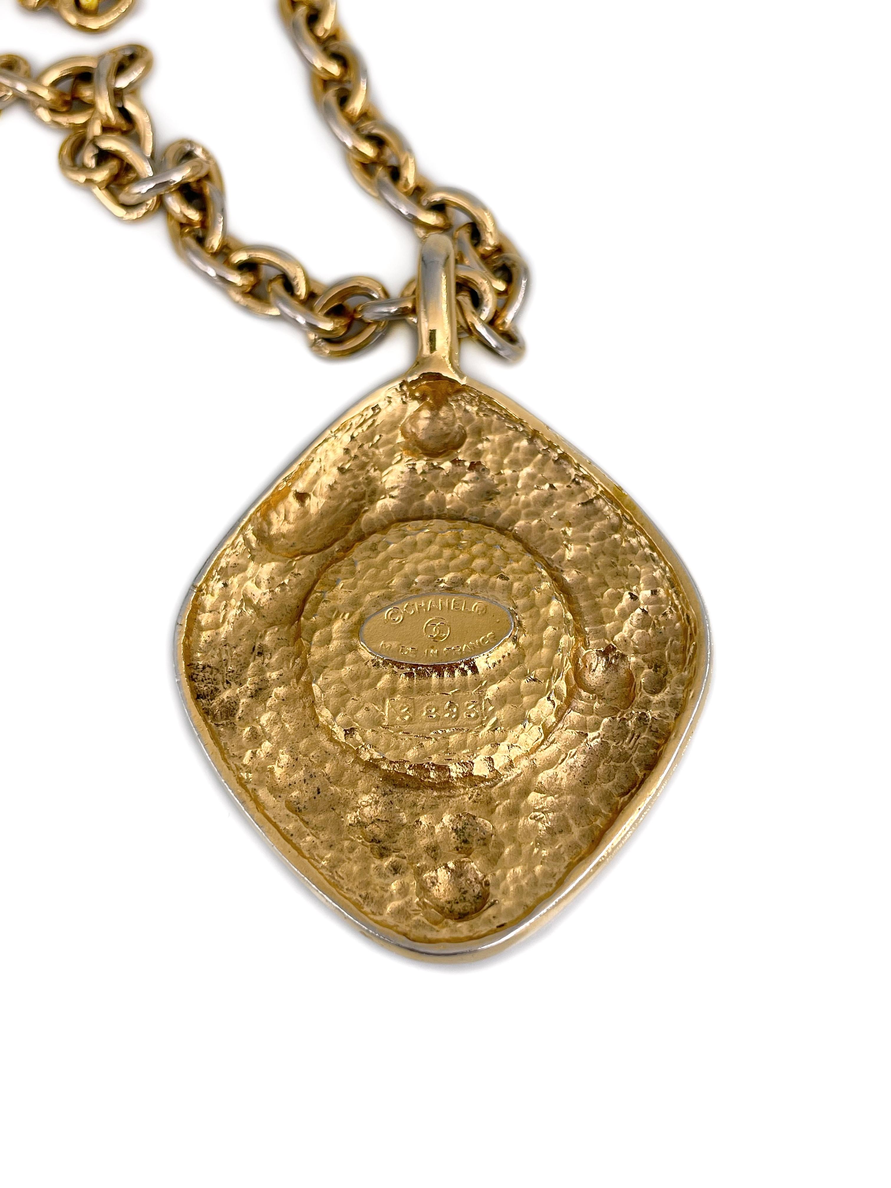 1980 Chanel - Collier avec pendentif en résine blanche et or en forme de losange Pour femmes en vente
