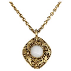Chanel anni '80, collana a catena con ciondolo a forma di rombo in resina bianca e tono oro