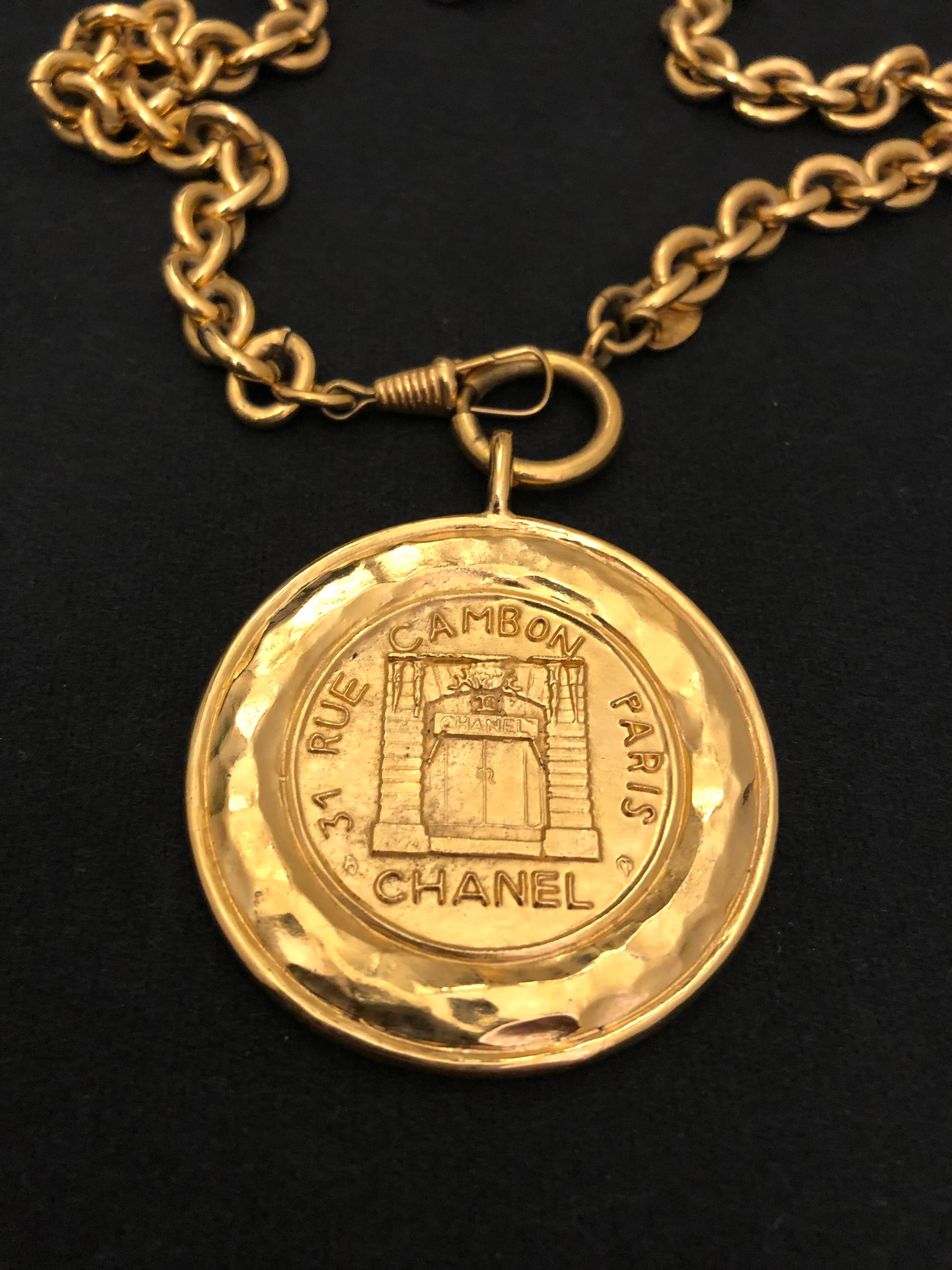 1980s Chanel gold toned chain necklace featuring a sturdy gold toned chain and a 31 Rue Cambon store front medallion charm. Stamped CHANEL made in France. Spring ring closure. Measures 74.5 cm Charm 5.1 cm. Comes with box.

Condition - Minor signs