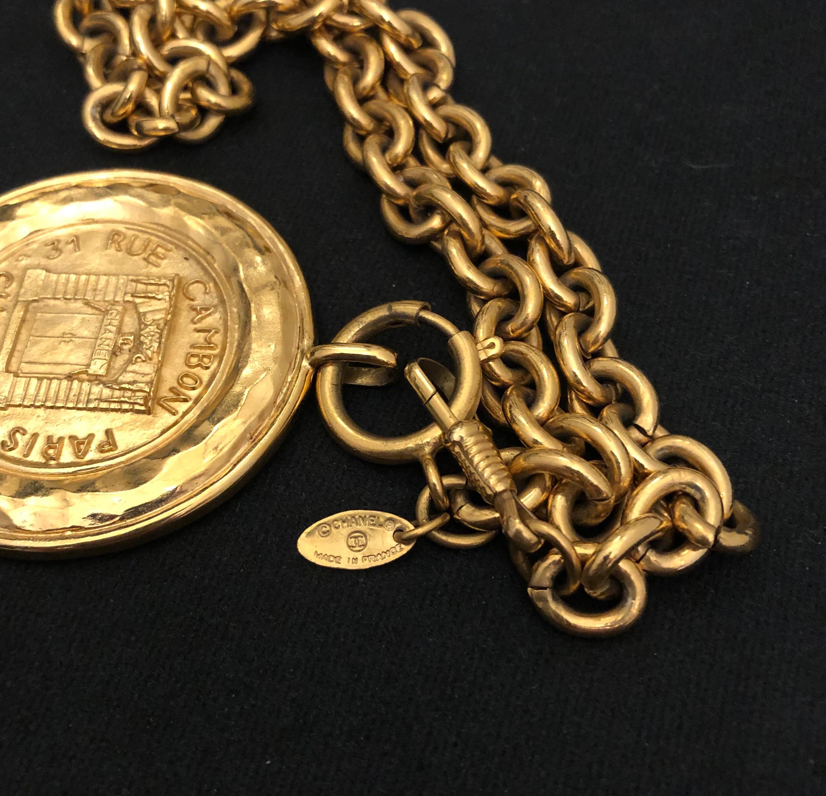 1980s Vintage CHANEL Gold Toned 31 Rue Cambon Chain Necklace  In Good Condition For Sale In Bangkok, TH