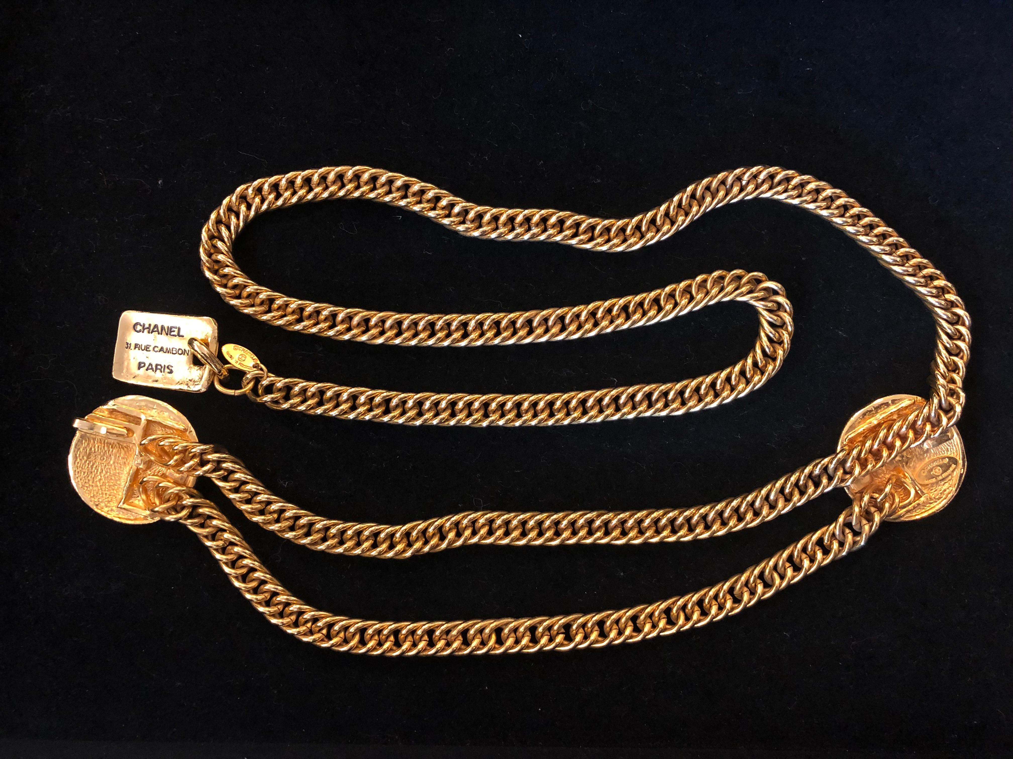 1980s Vintage CHANEL Gold Toned 31 Rue Cambon Paris Medallion Chain Belt  4