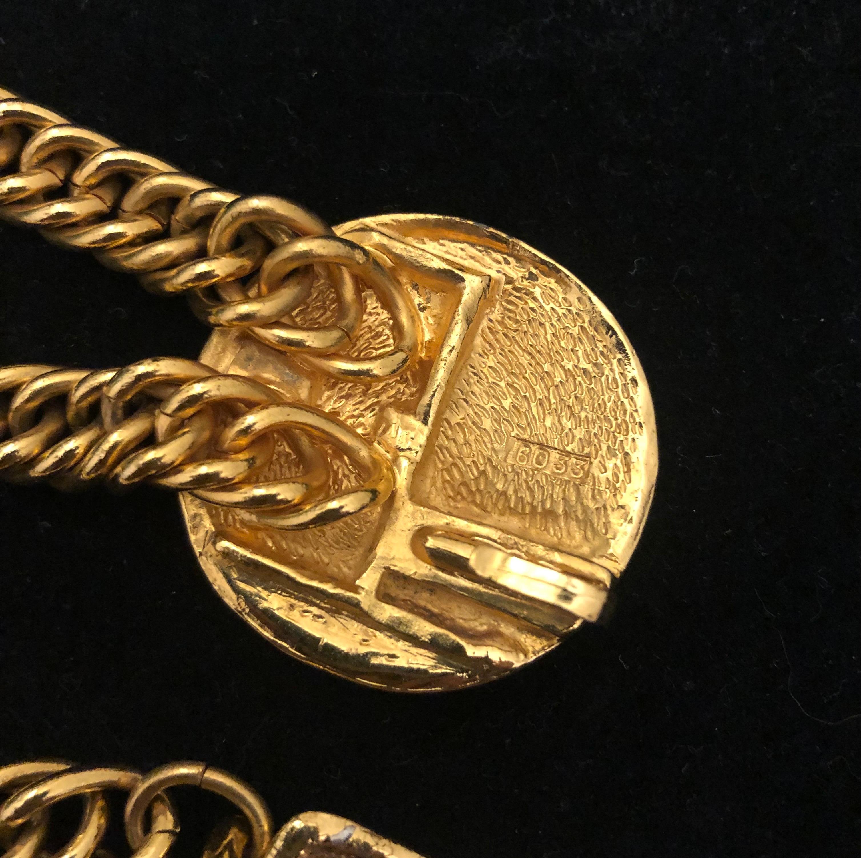 1980s Vintage CHANEL Gold Toned 31 Rue Cambon Paris Medallion Chain Belt  In Good Condition In Bangkok, TH