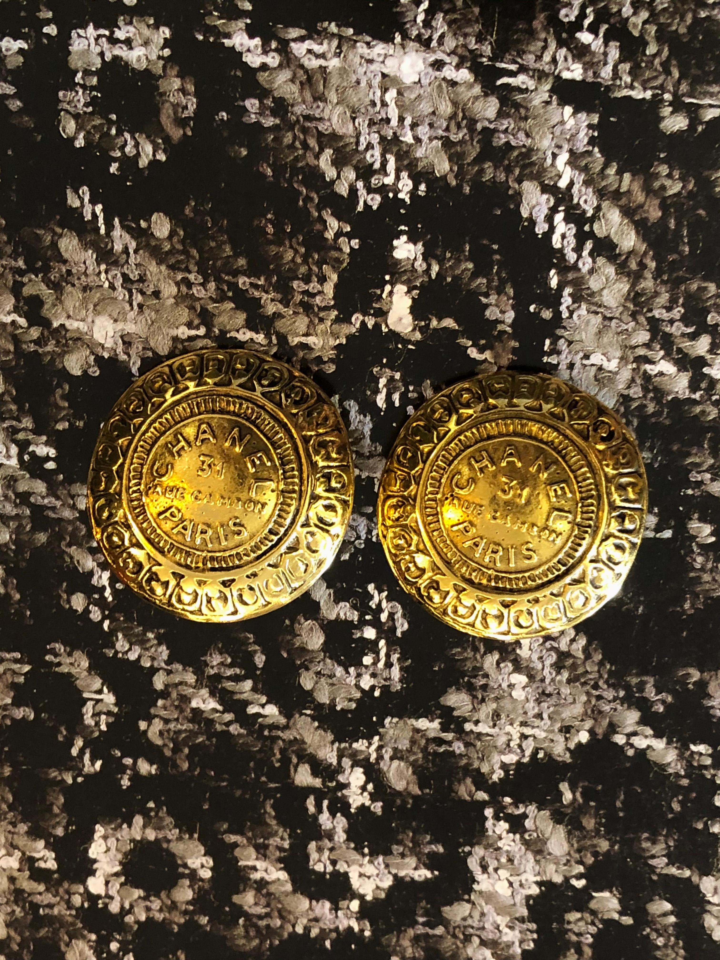 1980s Vintage CHANEL Gold Toned 31 Rue Cambon Paris Medallion Clip-On Earrings In Good Condition In Bangkok, TH