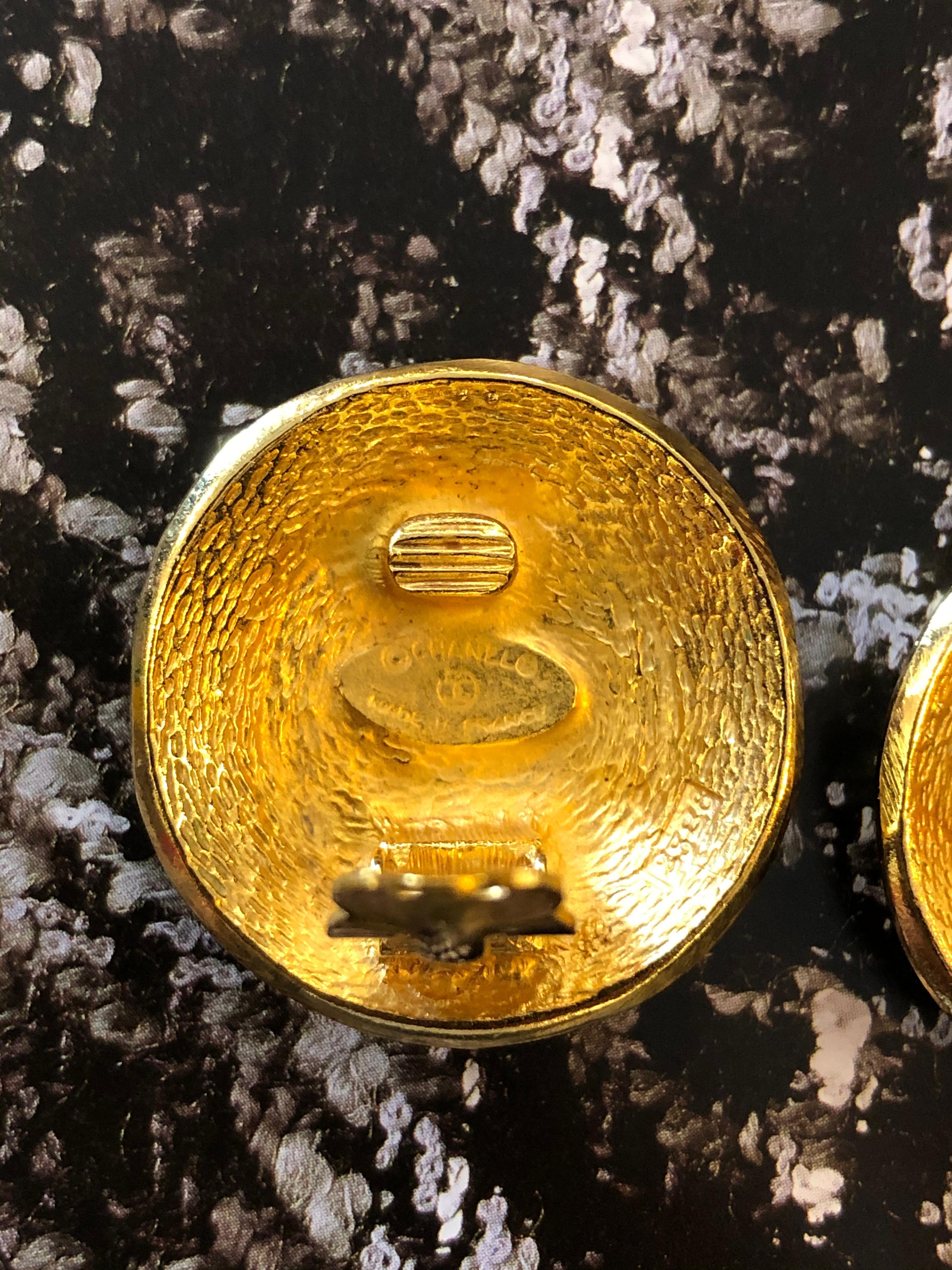 1980s Vintage CHANEL Gold Toned 31 Rue Cambon Paris Medallion Clip-On Earrings 2