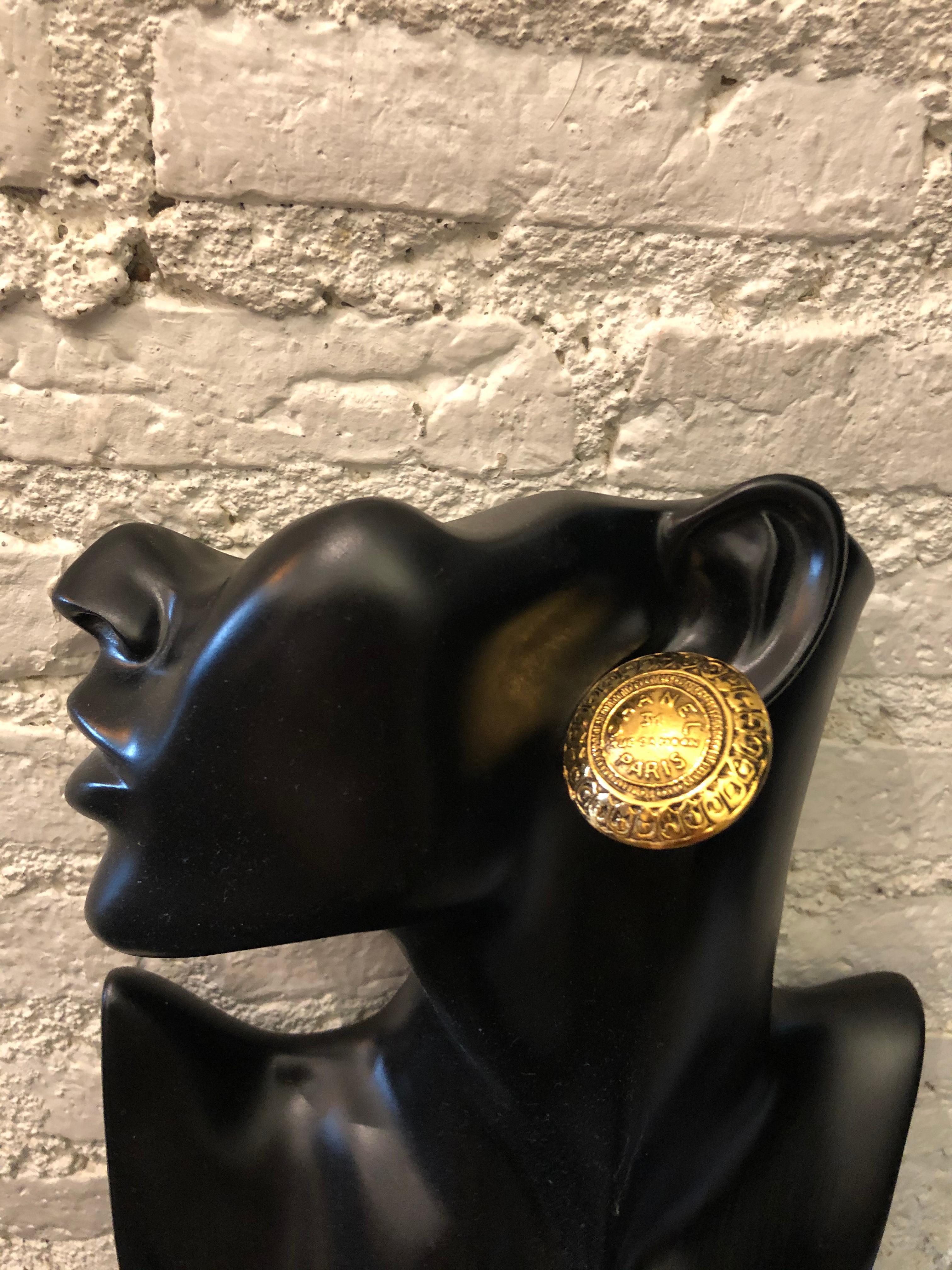 1980s CHANEL gold toned clip-on earrings featuring 31 Rue Cambon Paris medallion. Stamped CHANEL made in France. Diameter measures approximately 3.2 cm. Come with box. 

Condition - Minor scratches consistent with age and normal use.