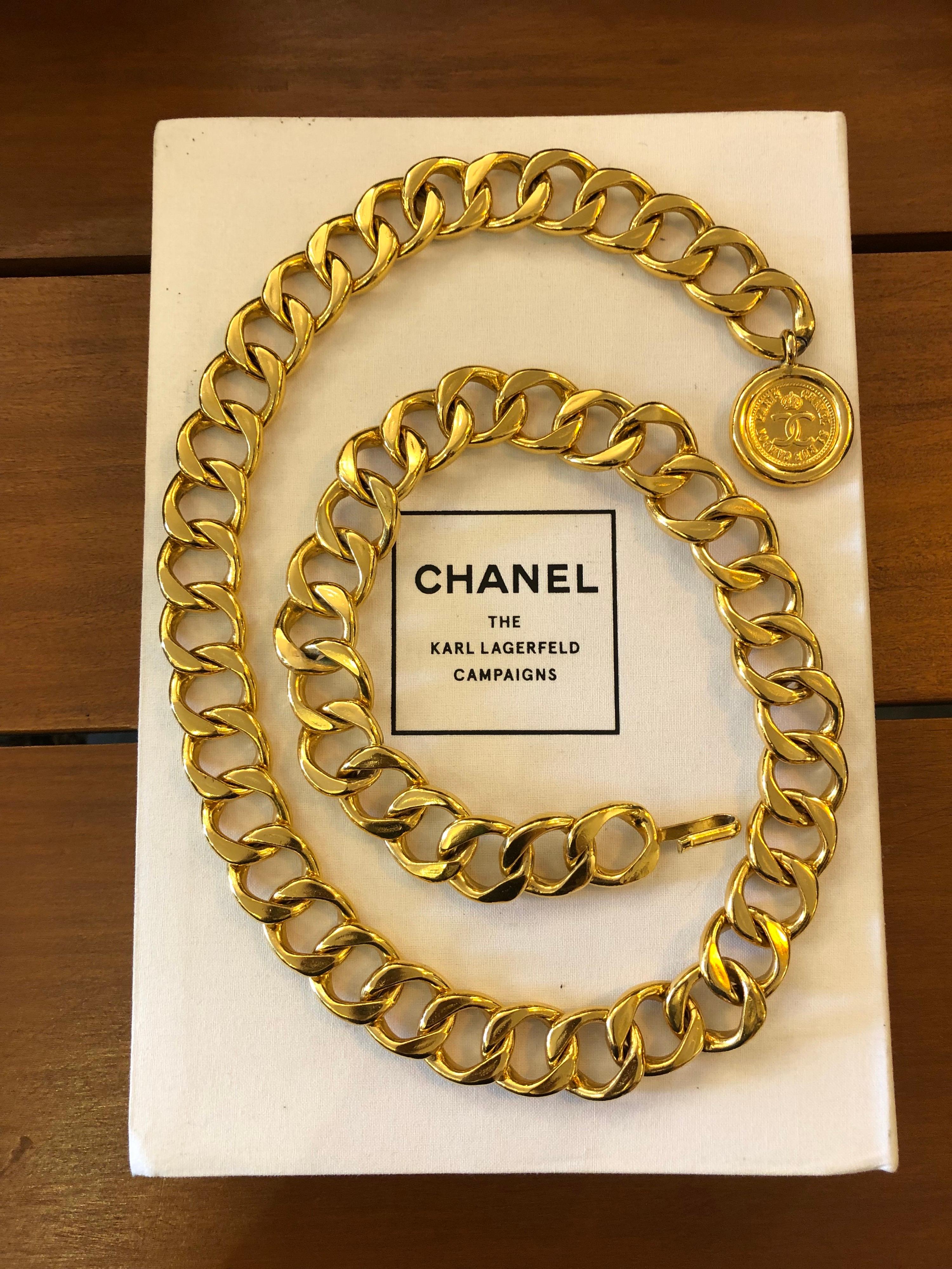 1980s Chanel gold toned CoCo chain belt in chunky chain featuring a gold toned Chanel coin charm. It can be worn as a belt or a statement necklace. Measures approximately 90 cm in length (excl. coin) 2.3 cm in width. Stamped CHANEL.

Condition: