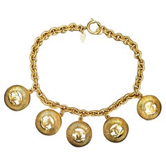 1980er Jahre Vintage Chanel Goldfarbene getönte Kette mit fünf CC-Münz-Charm-Halskette