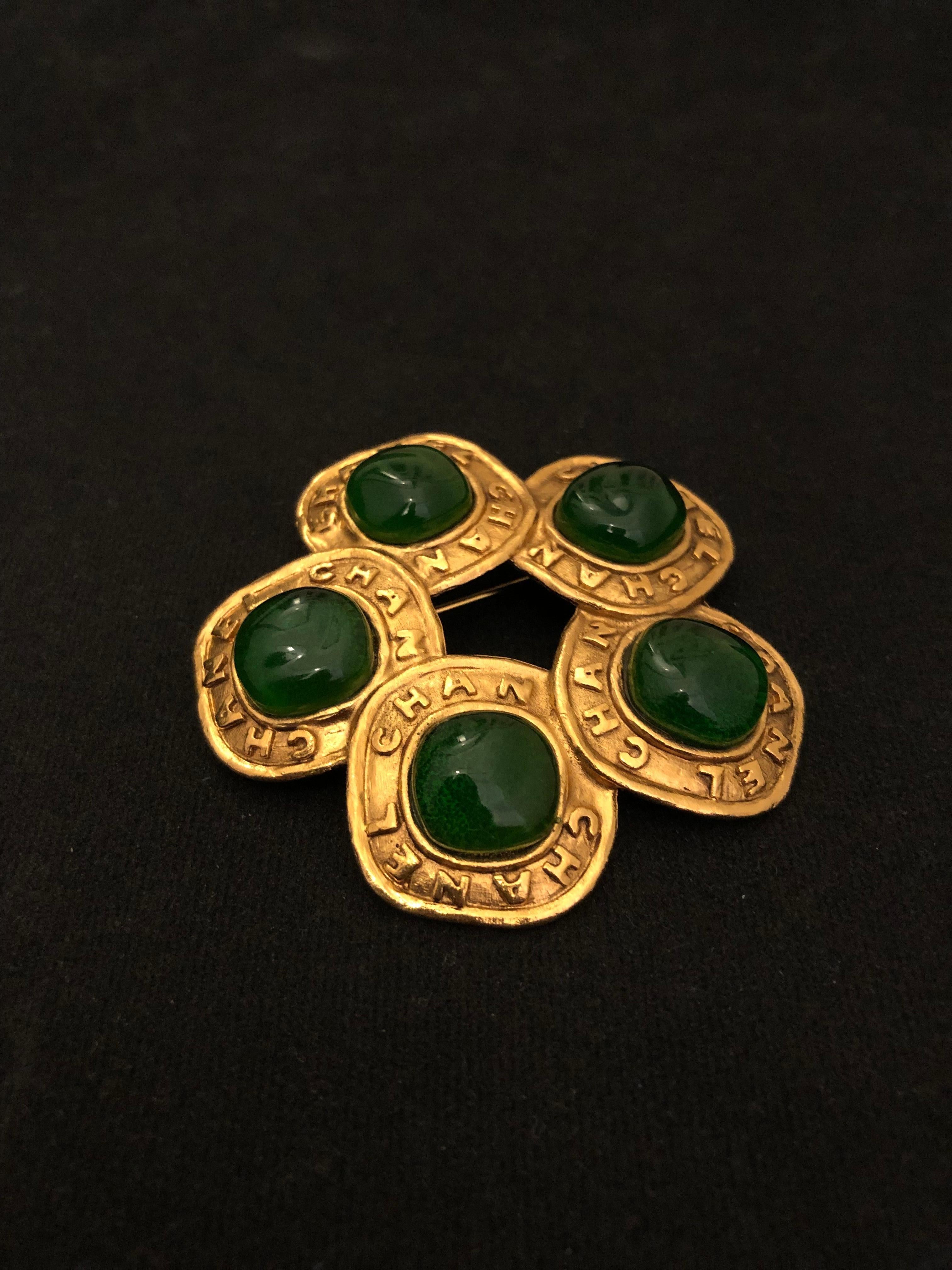 1980s Vintage CHANEL Gold Toned Green Gripoix Brooch In Good Condition For Sale In Bangkok, TH
