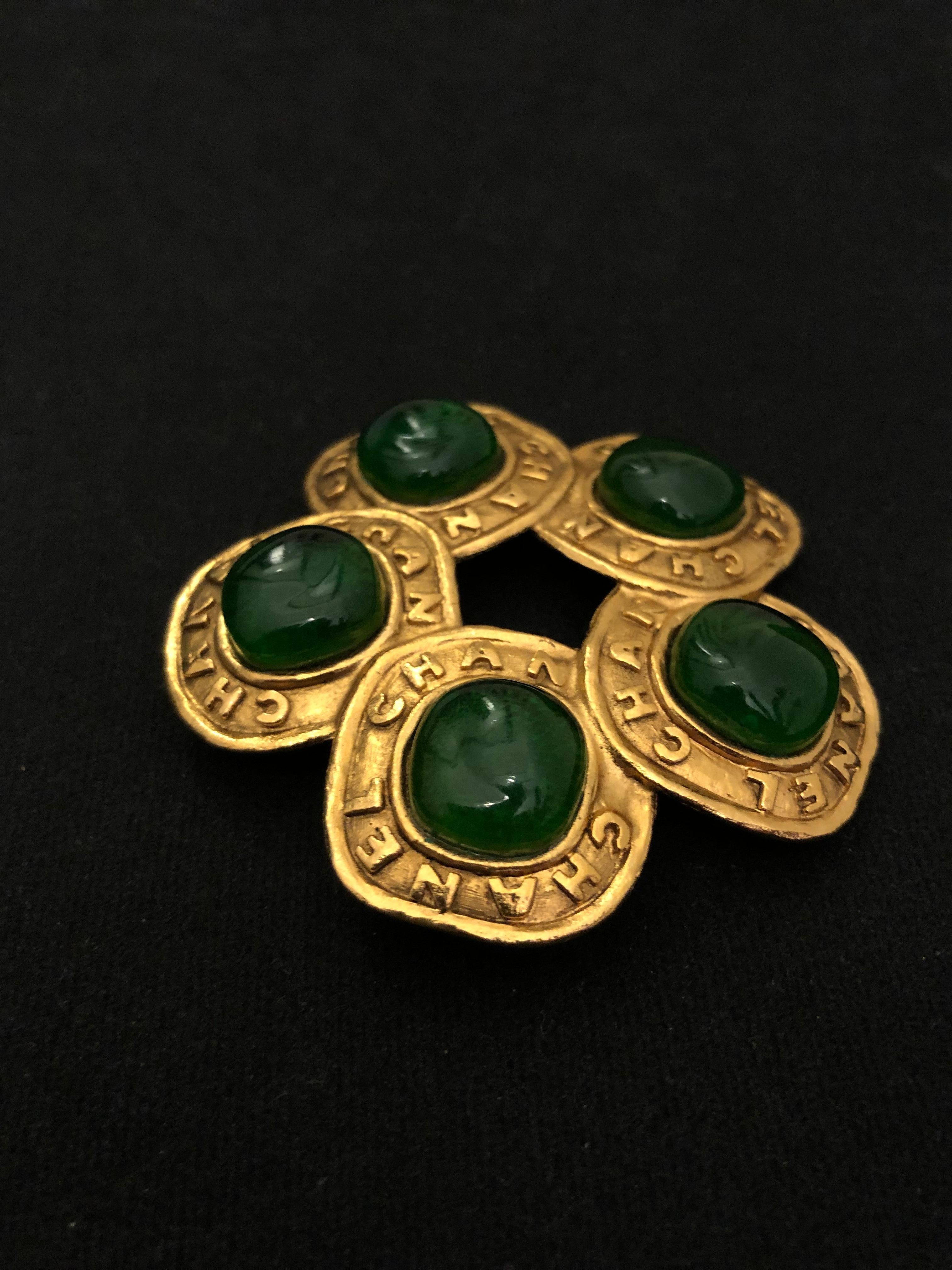 1980s Vintage CHANEL Gold Toned Green Gripoix Brooch For Sale 1