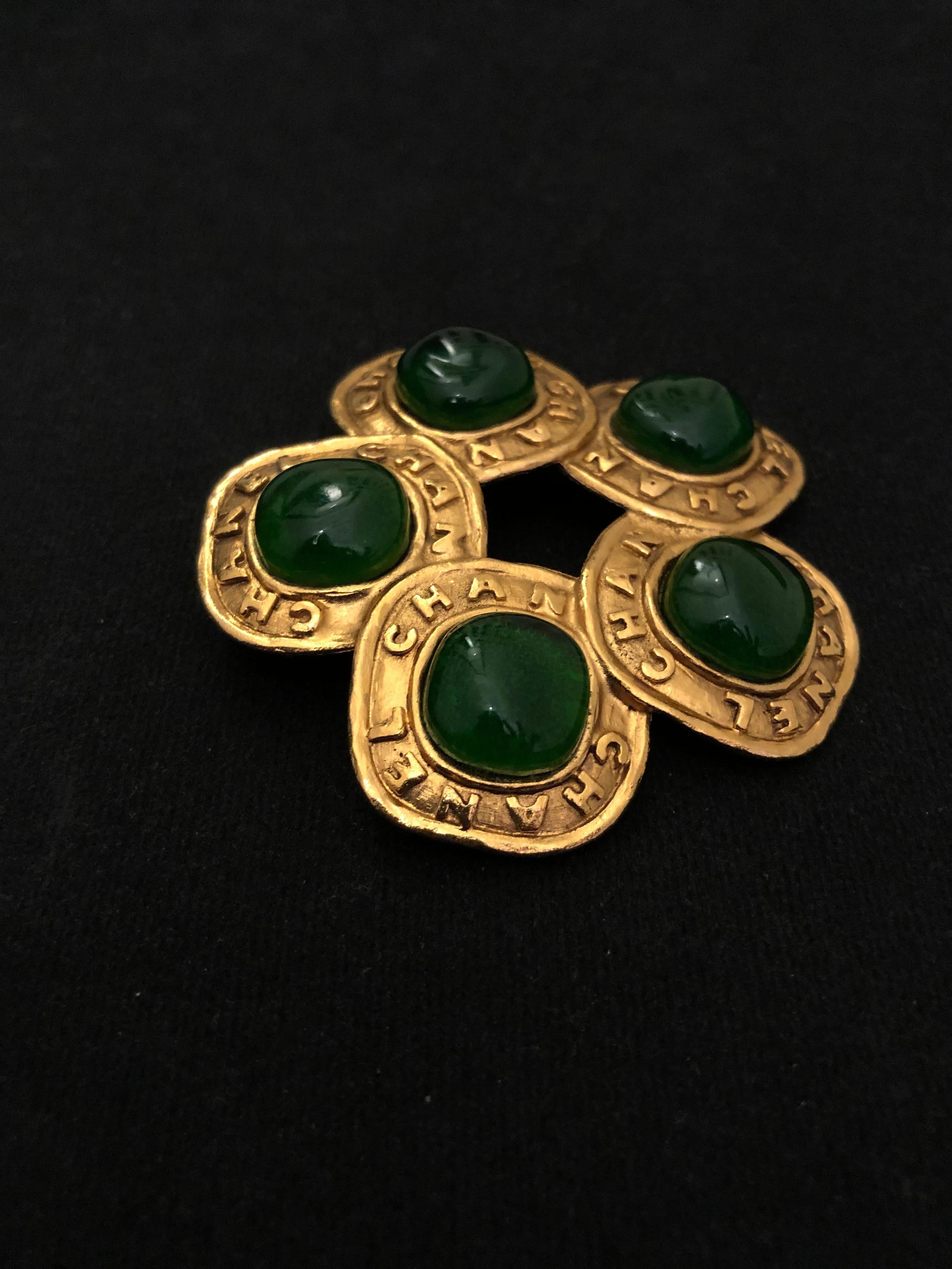 1980s Vintage CHANEL Gold Toned Green Gripoix Brooch For Sale 3