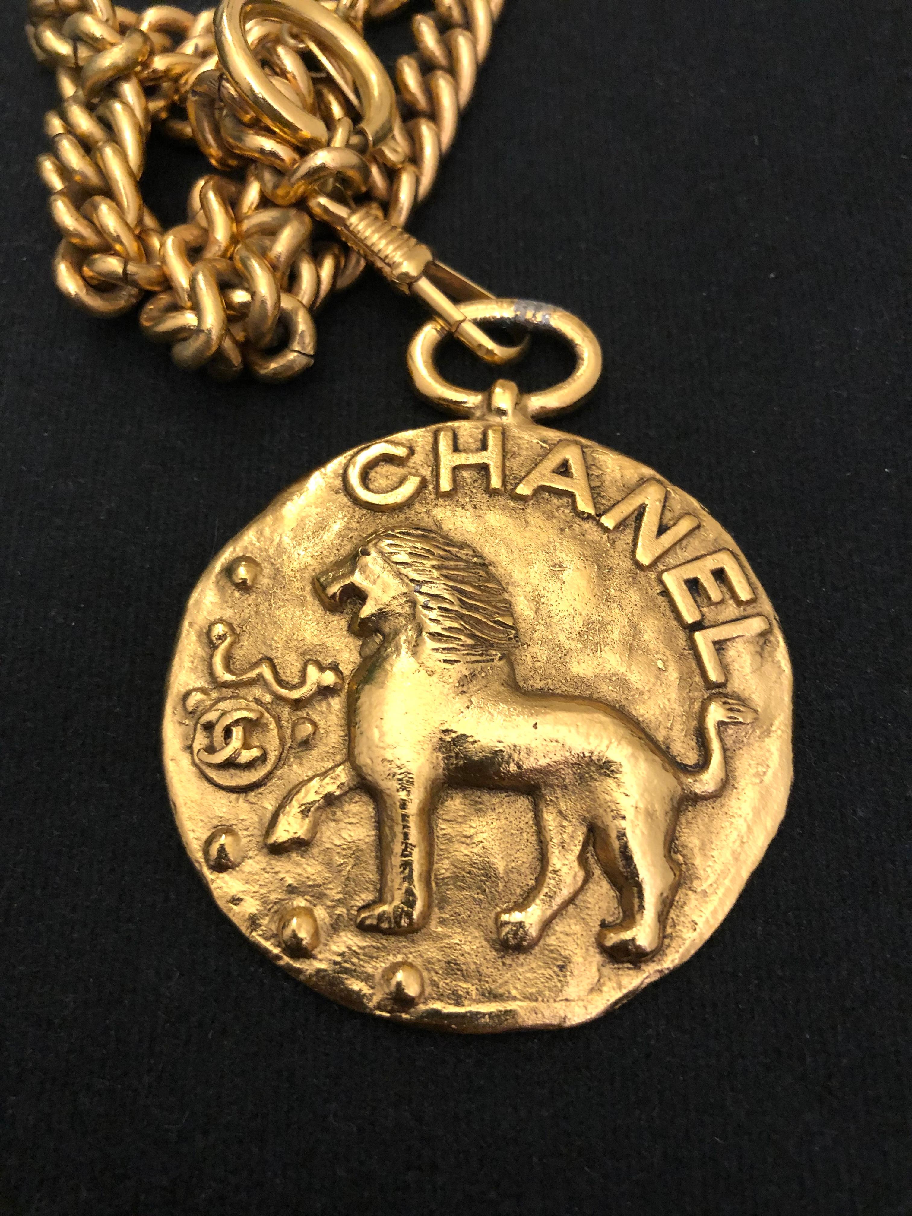 1980s Vintage CHANEL Gold Toned Lion Charm Chain Necklace  In Good Condition In Bangkok, TH