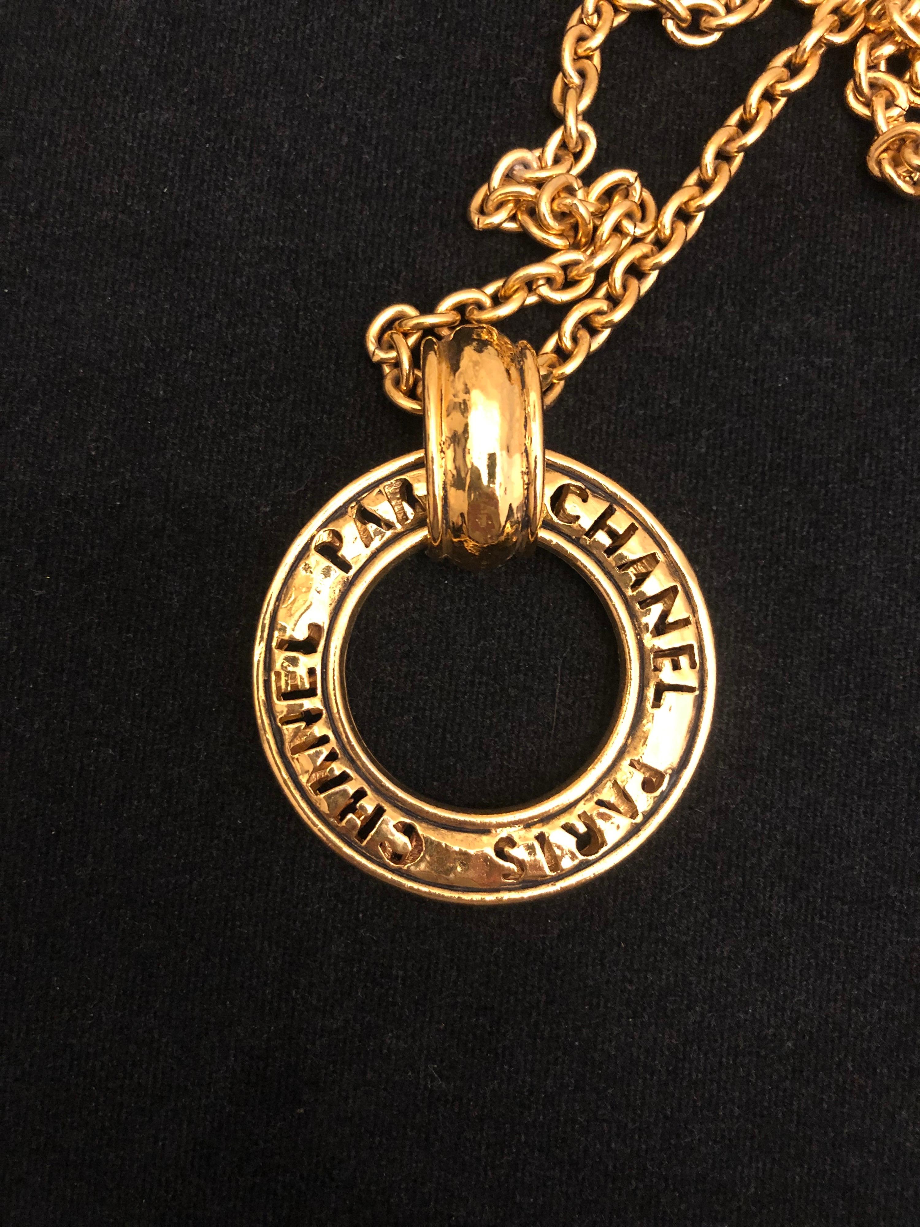 1980s Vintage Chanel Gold Toned Long Chain Necklace with Cut-Out Letter Ring In Good Condition In Bangkok, TH