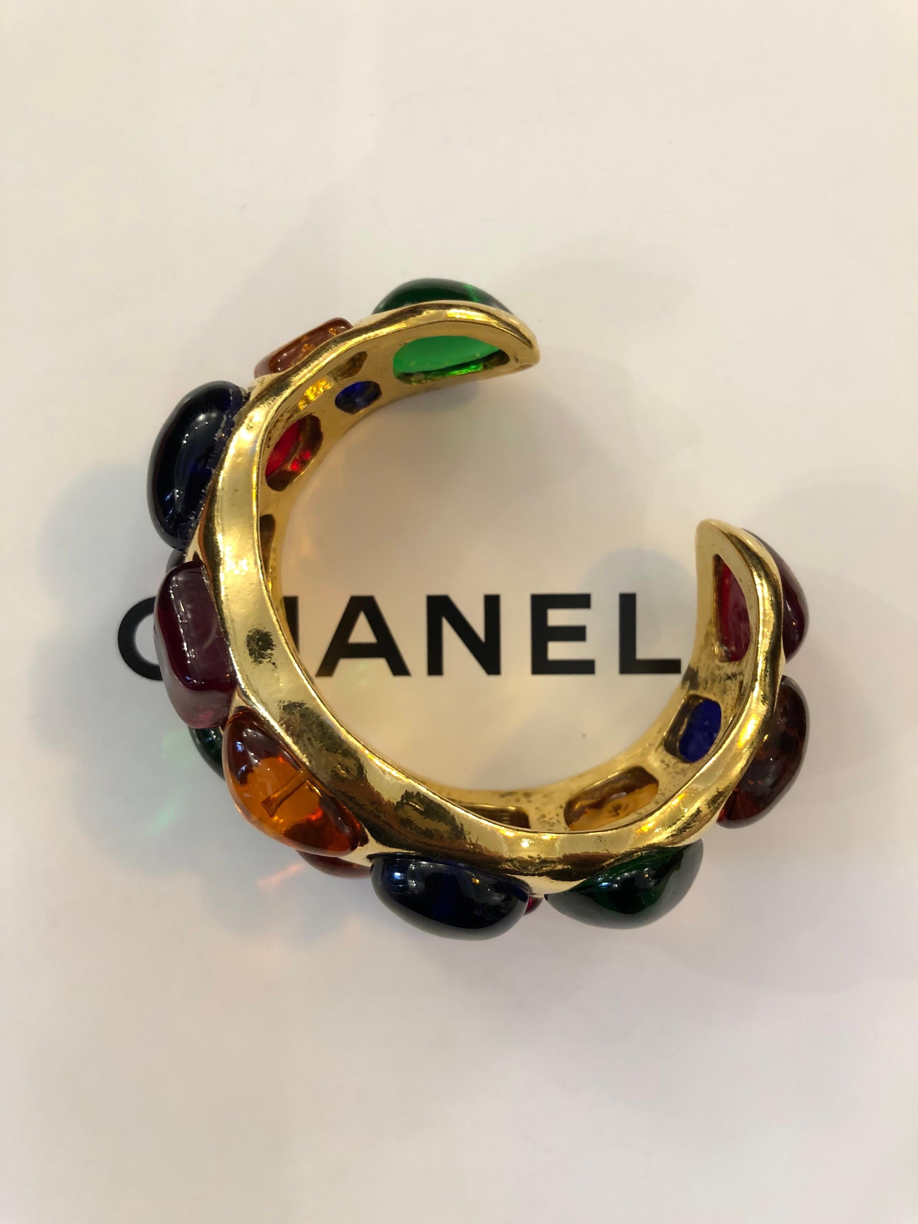 1980s Vintage CHANEL Gold Toned Multicolored Gripoix Poured Glass Bracelet Cuff In Good Condition For Sale In Bangkok, TH