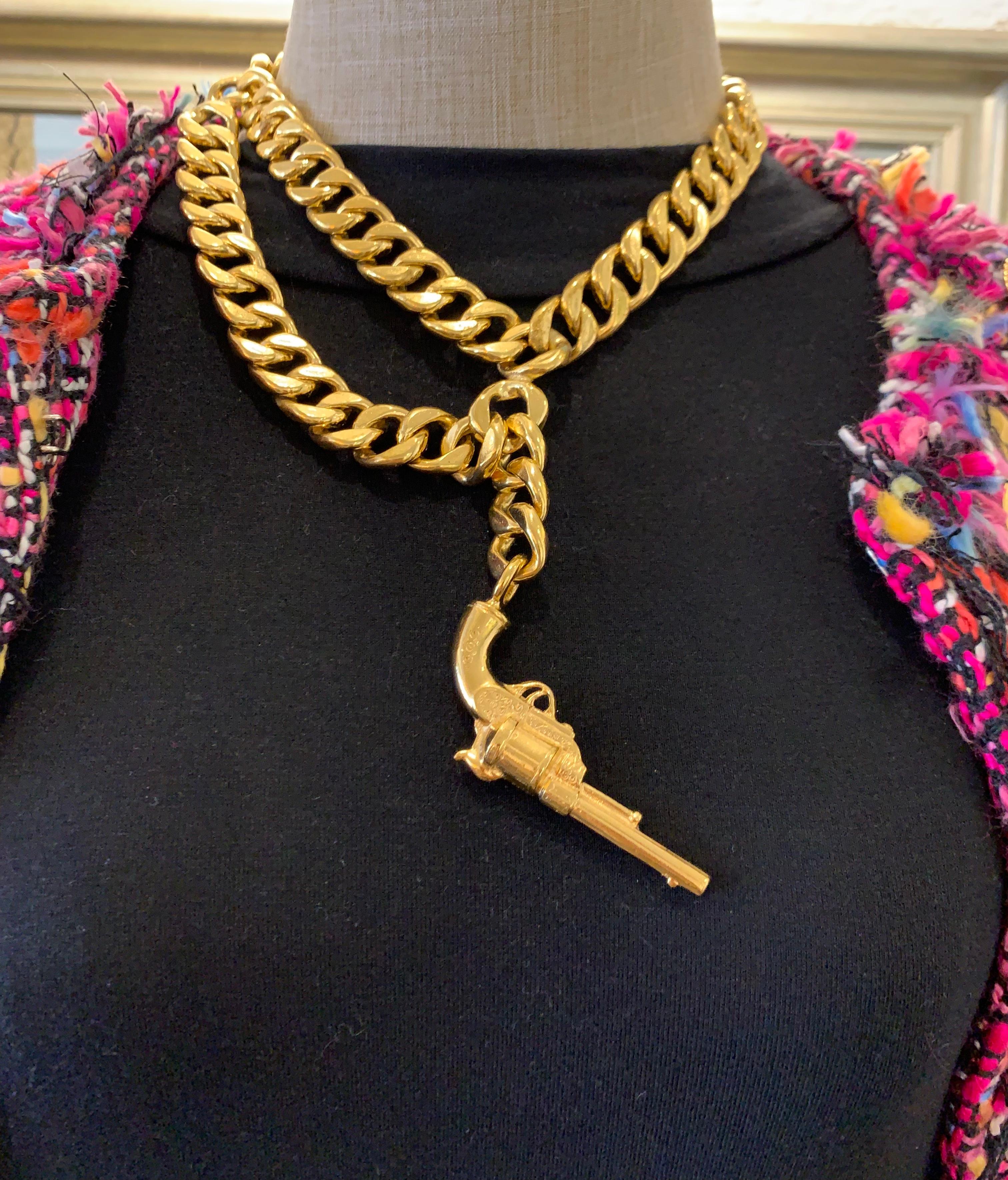 1980s Chanel good toned chain necklace featuring a gold toned pistol motif. Seen on Rhianna and Pharell. Hook fastening closure. Stamped CHANEL on hook. Length measures 41 cm. Comes with box.

Condition - Some signs of wear on chain consistent with