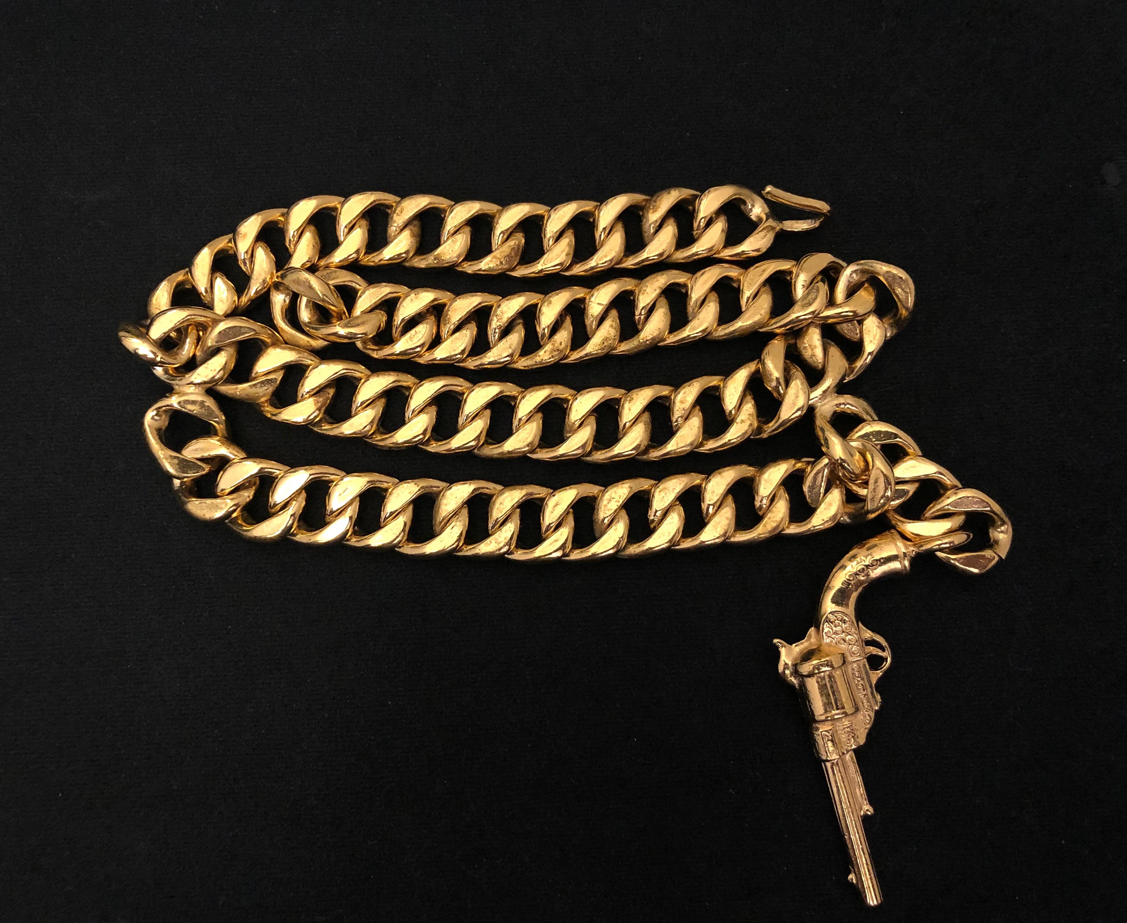 1980s Vintage CHANEL Gold Toned Pistol Gun Chain Necklace In Good Condition In Bangkok, TH