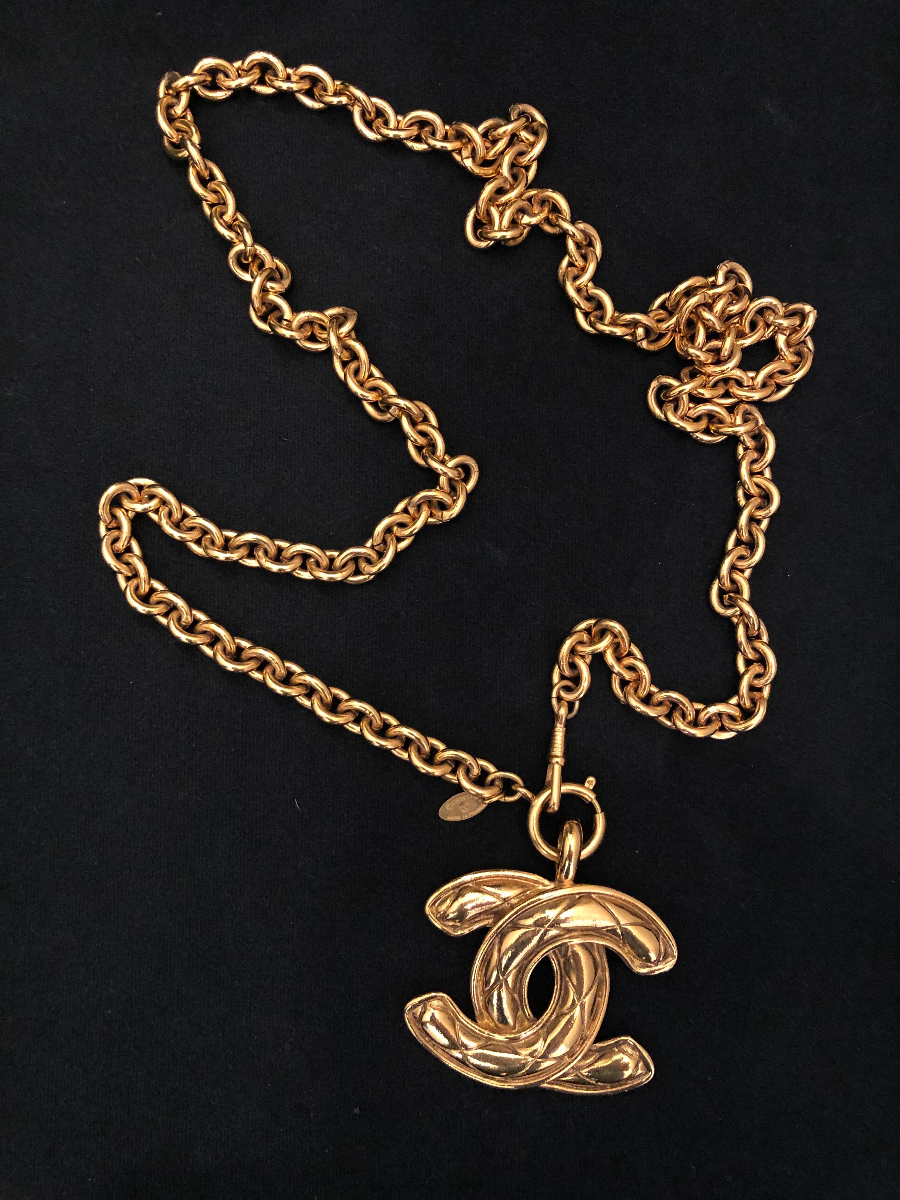 Women's or Men's 1980s Vintage CHANEL Gold Toned Quilted CC Chain Necklace Large Size