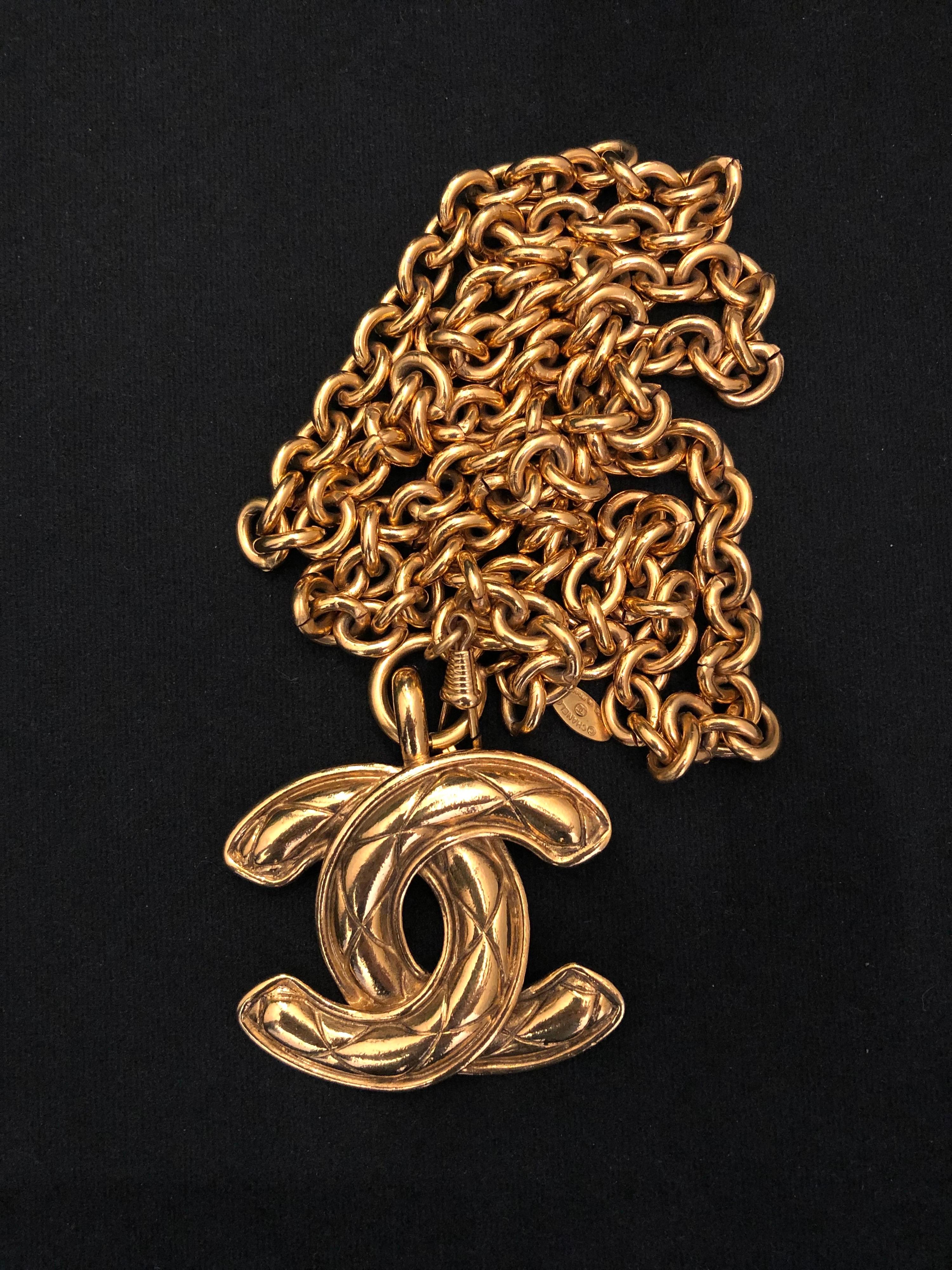 1980s Vintage CHANEL Gold Toned Quilted CC Chain Necklace Large Size 2