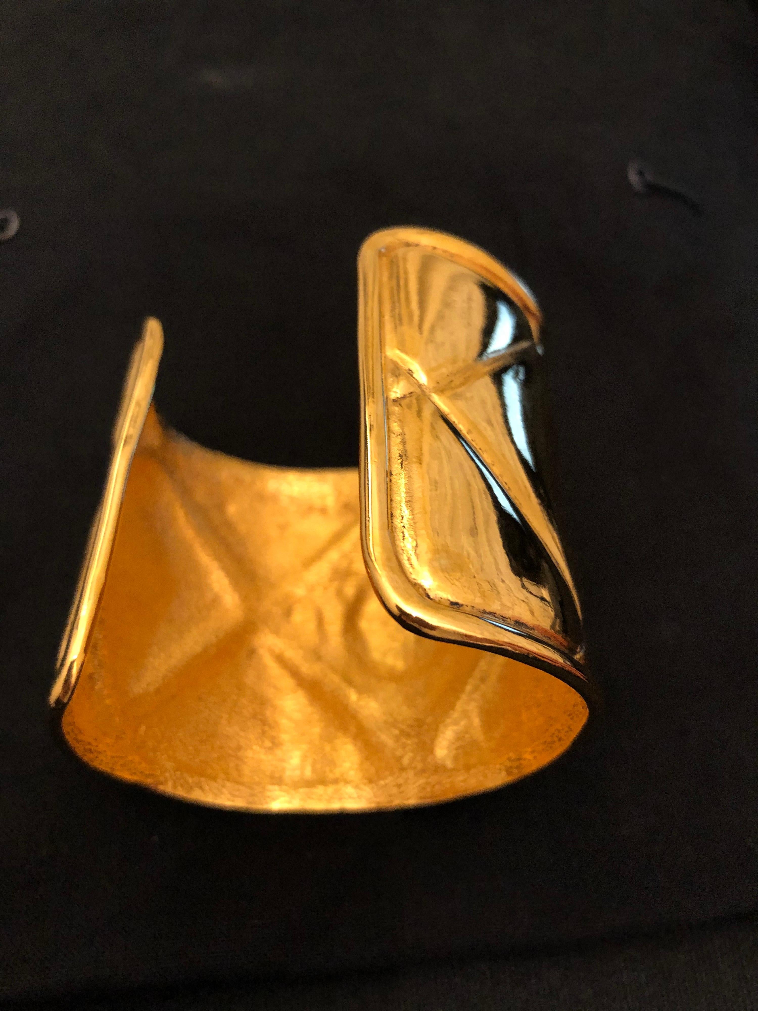 1980s Chanel Gold Toned Quilted Cuff Bangle In Good Condition In Bangkok, TH
