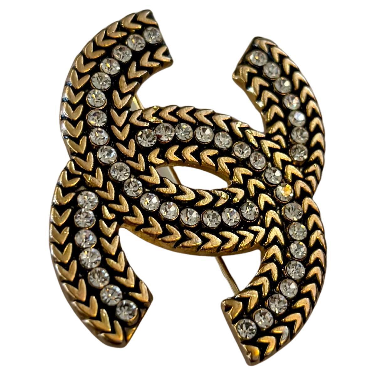 1980s CHANEL Gold Toned Rhinestone CC Brooch In Good Condition For Sale In Bangkok, TH