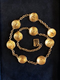 1980er Chanel Gold getönter Rue Cambon 31 Paris Medaillon Charm Gürtel