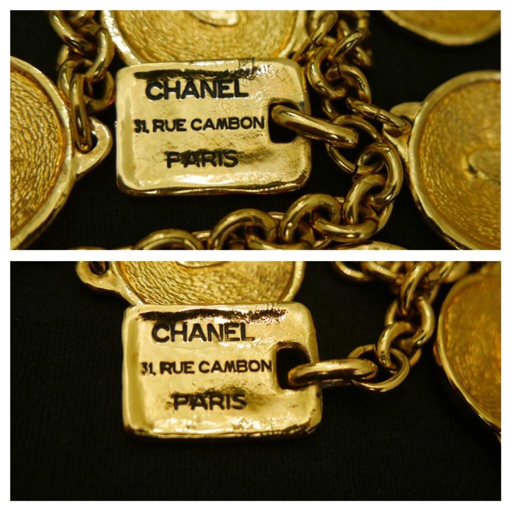 1980s Vintage Chanel Gold Toned Rue Cambon 31 Paris Medallion Charm Belt  In Good Condition In Bangkok, TH