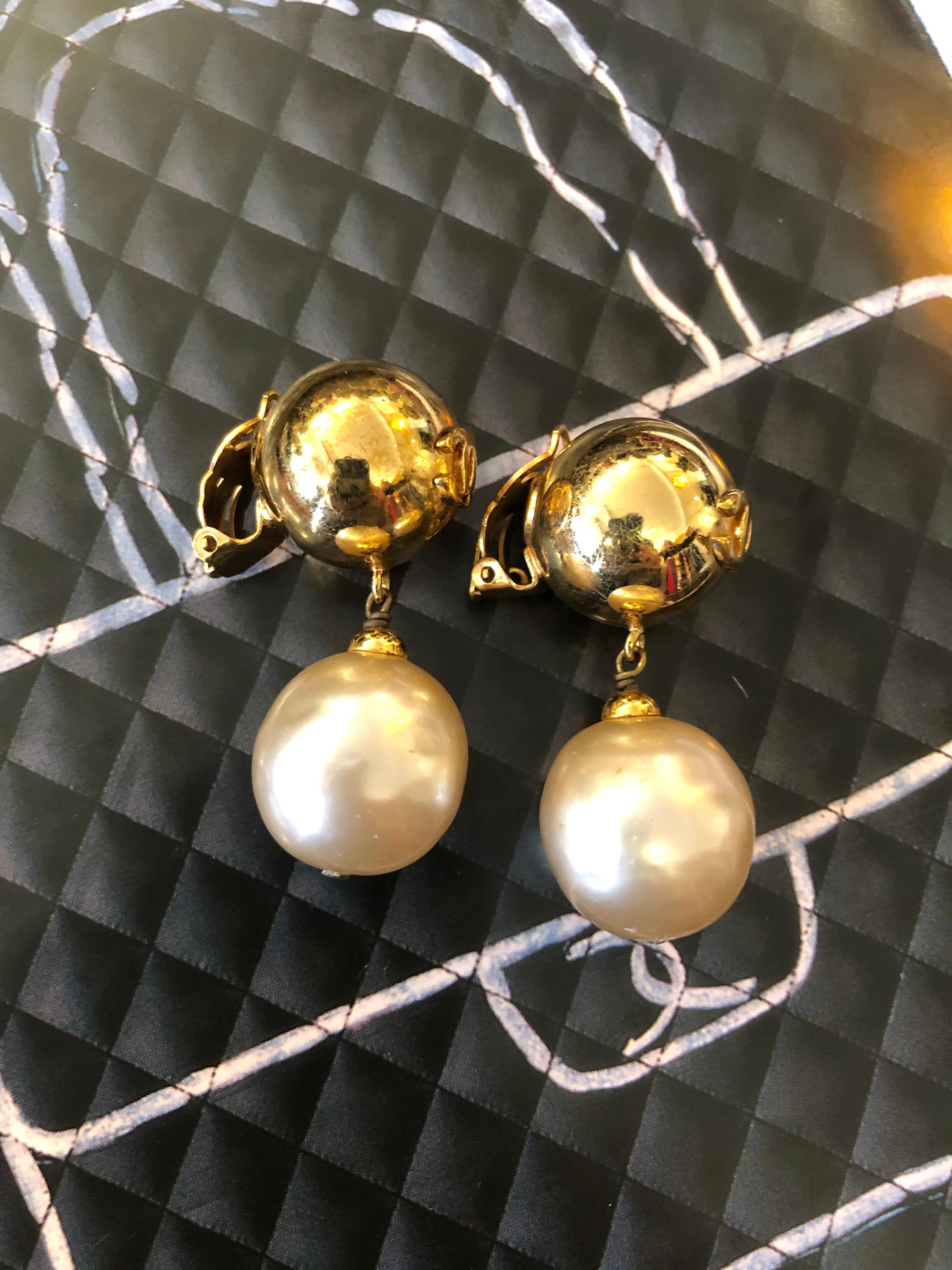 Vintage CHANEL Gold Toned Sphere Faux Pearl Dangle Clip On Earrings In Good Condition For Sale In Bangkok, TH