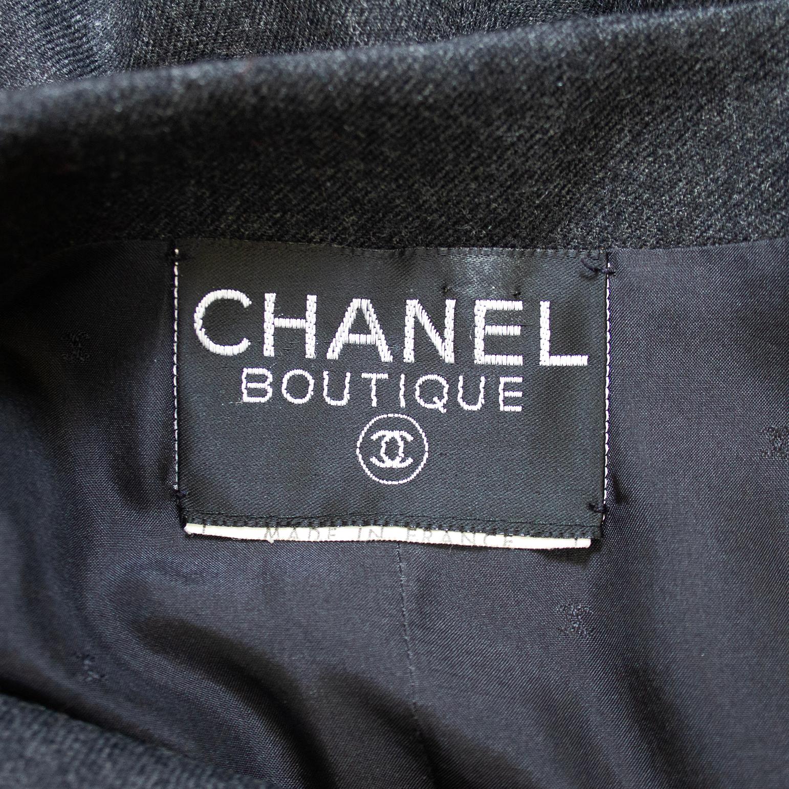 Abito Chanel anni '80 in lana grigia con bottoni di Coco Chanel in vendita 2